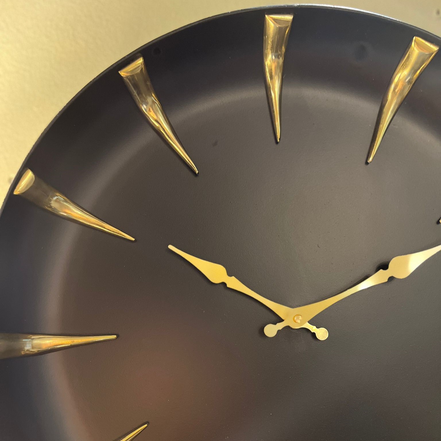 שעון קיר מתכת שחור מספרי קויים זהב שעון קיר מתכת שחור מספרי קויים זהב