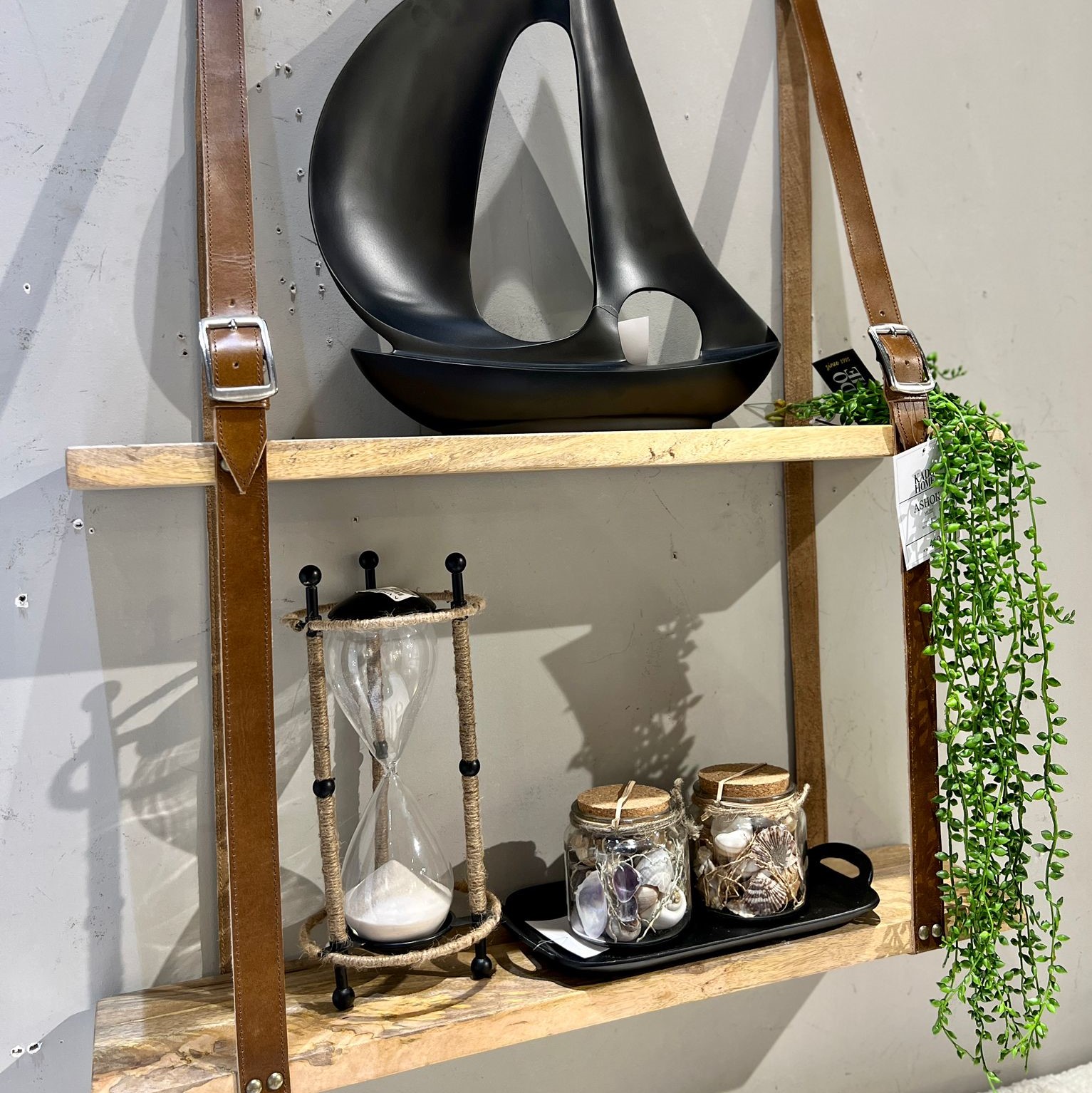 זוג מדפי עץ תליה עם רצועות עור חום דגם אשוק זוג מדפי עץ תליה עם רצועות עור חום דגם אשוק