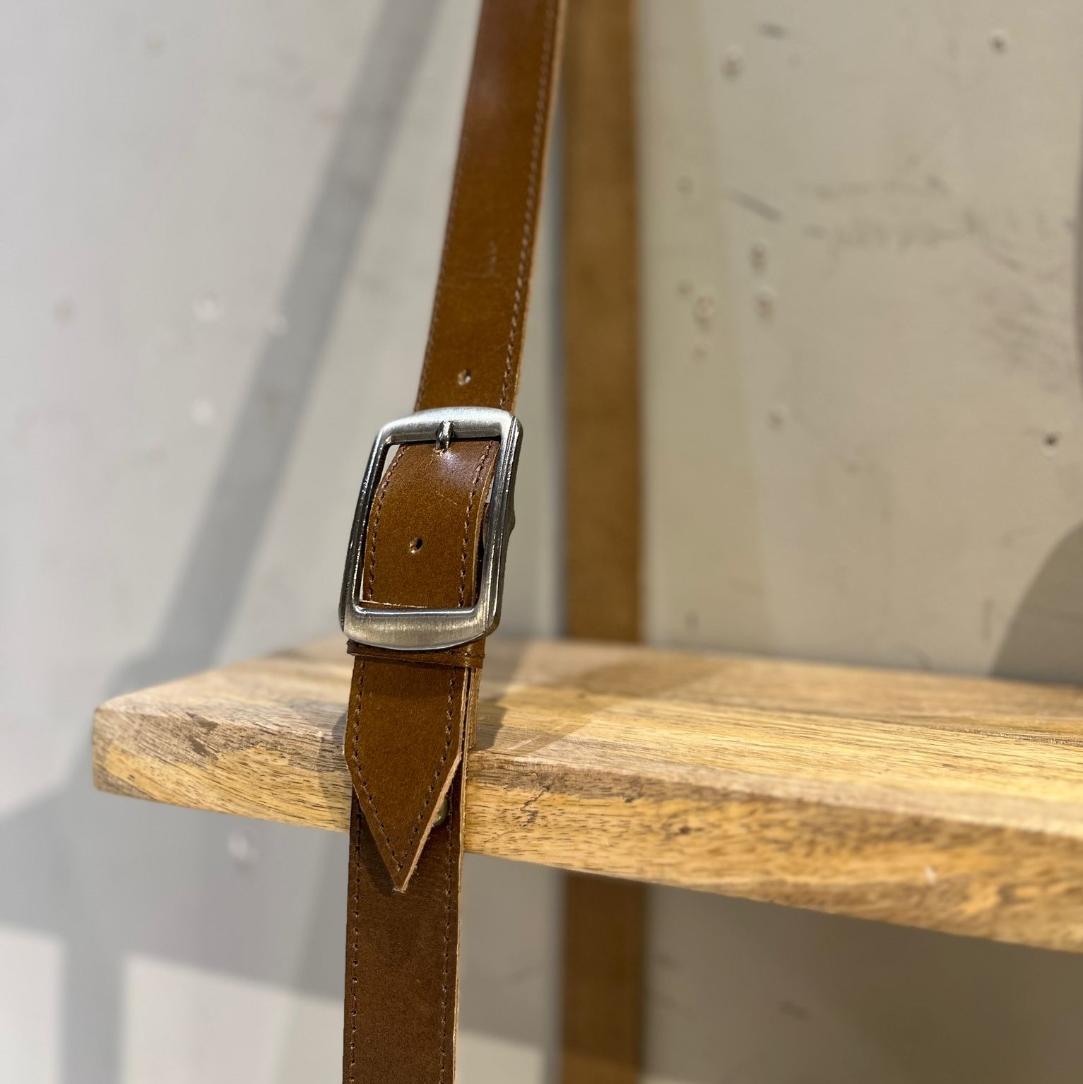 זוג מדפי עץ תליה עם רצועות עור חום דגם אשוק זוג מדפי עץ תליה עם רצועות עור חום דגם אשוק