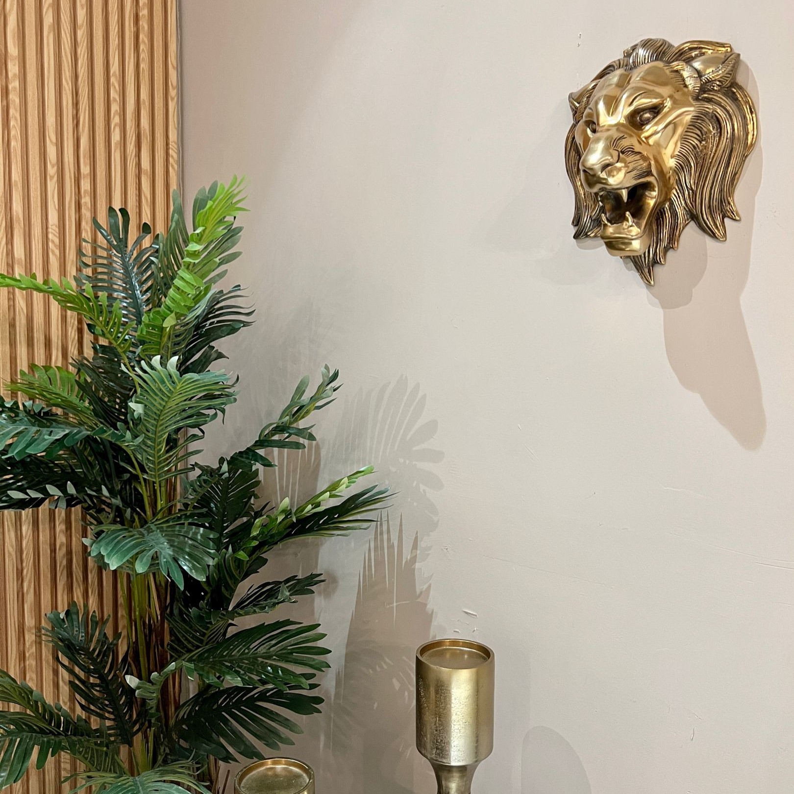 פסל ראש אריה זהב תליה