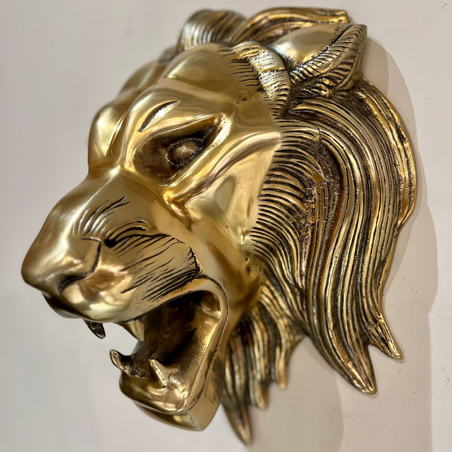 פסל ראש אריה זהב תליה