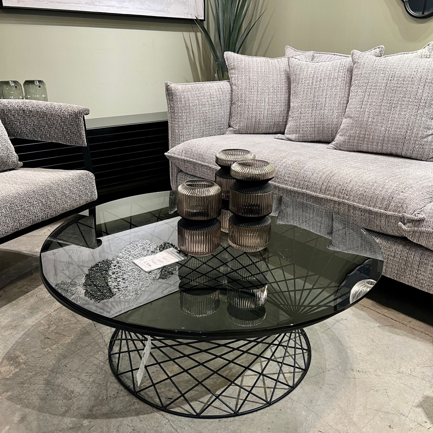 שולחן סלון עגול דגם רשת קימי זכוכית כהה