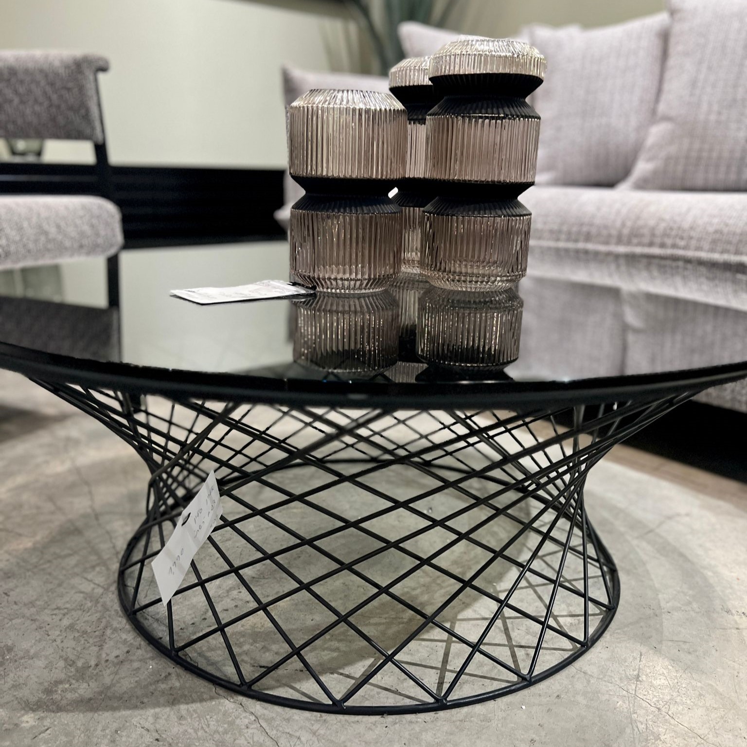 שולחן סלון עגול דגם רשת קימי זכוכית כהה