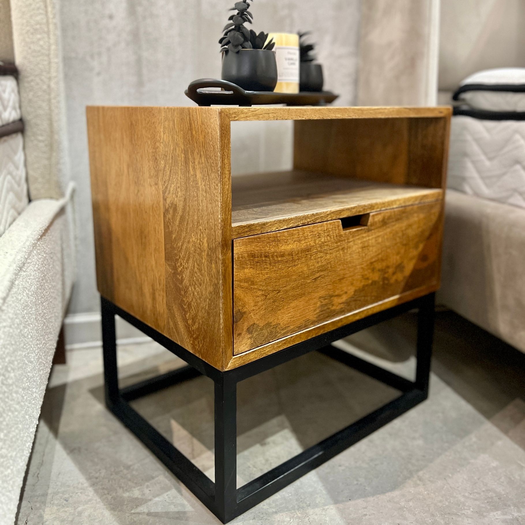 שידת צד עץ מנגו דגם סוניל - אחרונה במלאי! שידת צד עץ מנגו דגם סוניל - אחרונה במלאי!