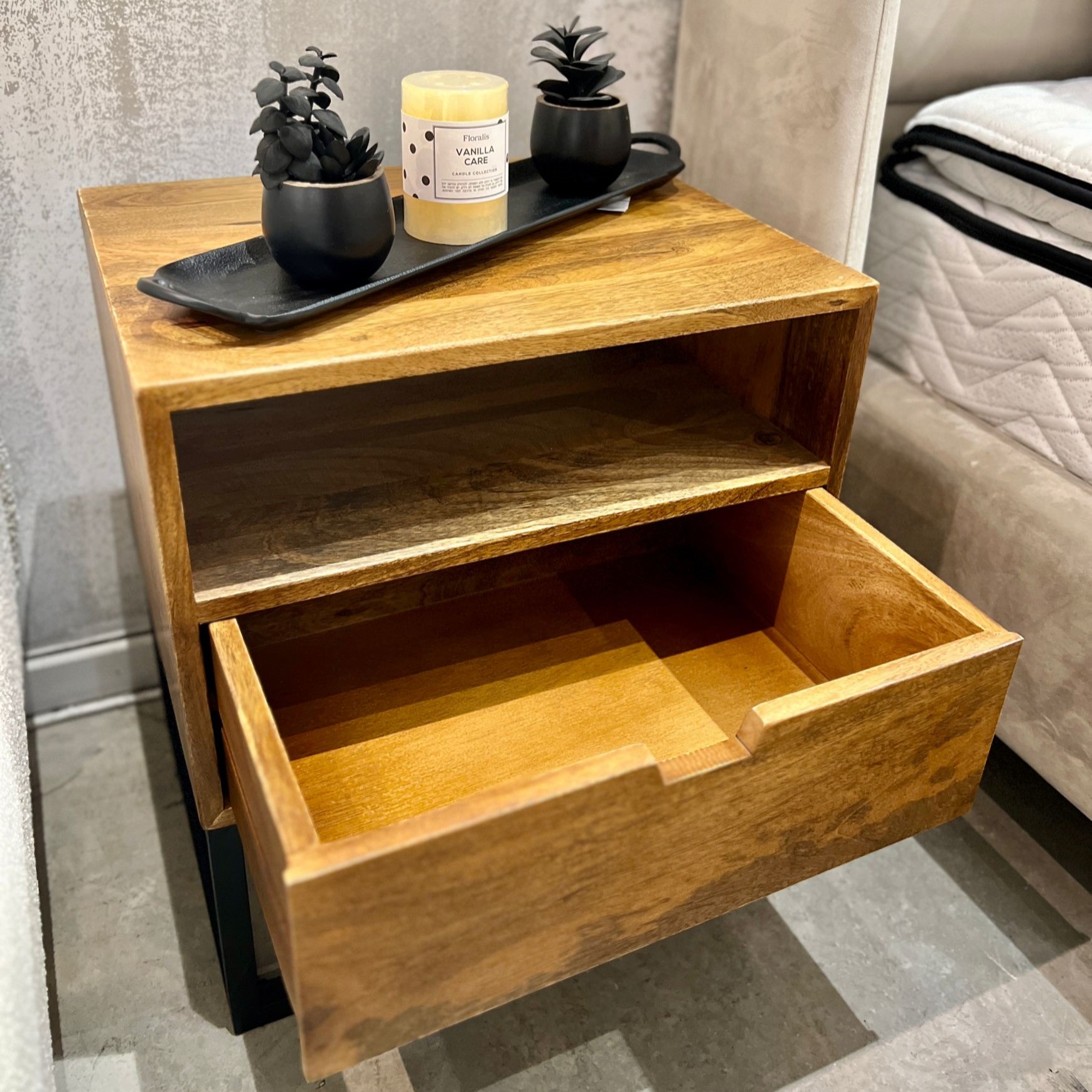 שידת צד עץ מנגו דגם סוניל - אחרונה במלאי! שידת צד עץ מנגו דגם סוניל - אחרונה במלאי!