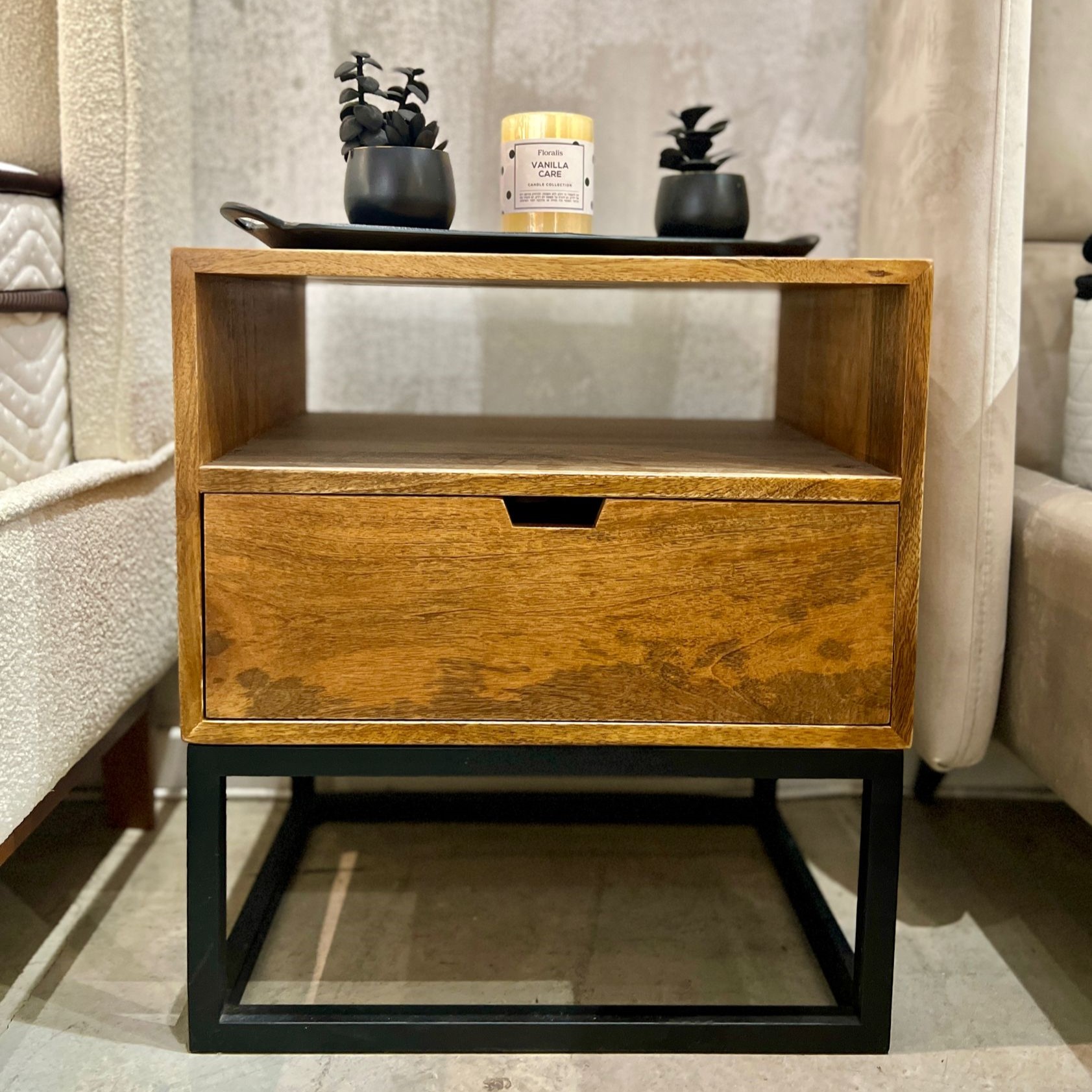 שידת צד עץ מנגו דגם סוניל - אחרונה במלאי! שידת צד עץ מנגו דגם סוניל - אחרונה במלאי!