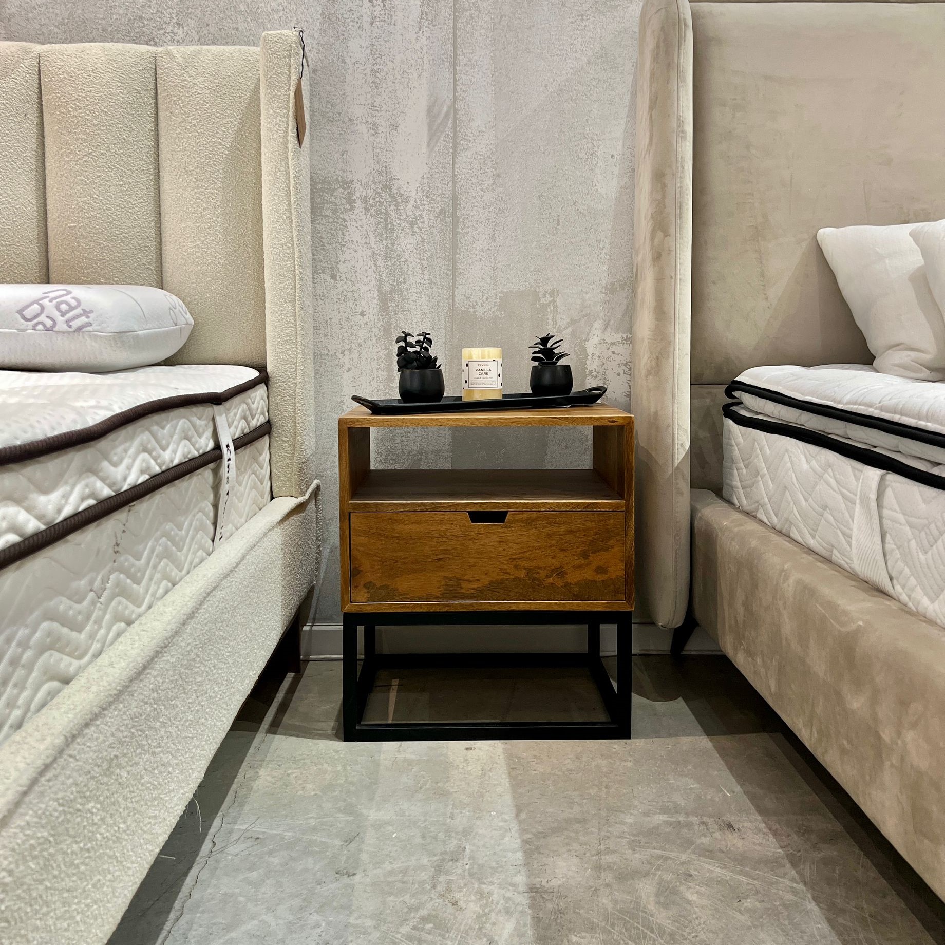 שידת צד עץ מנגו דגם סוניל - אחרונה במלאי! שידת צד עץ מנגו דגם סוניל - אחרונה במלאי!