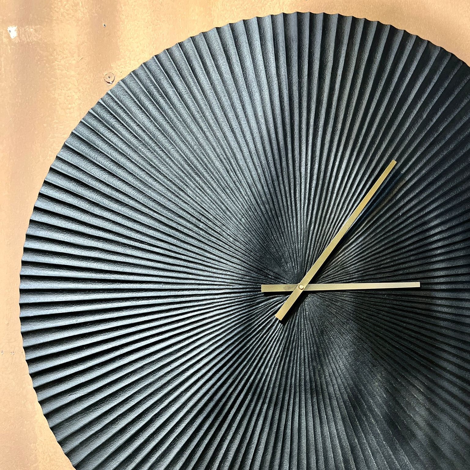 שעון מתכת שחור ריקועים דגם רויאל שעון מתכת שחור ריקועים דגם רויאל