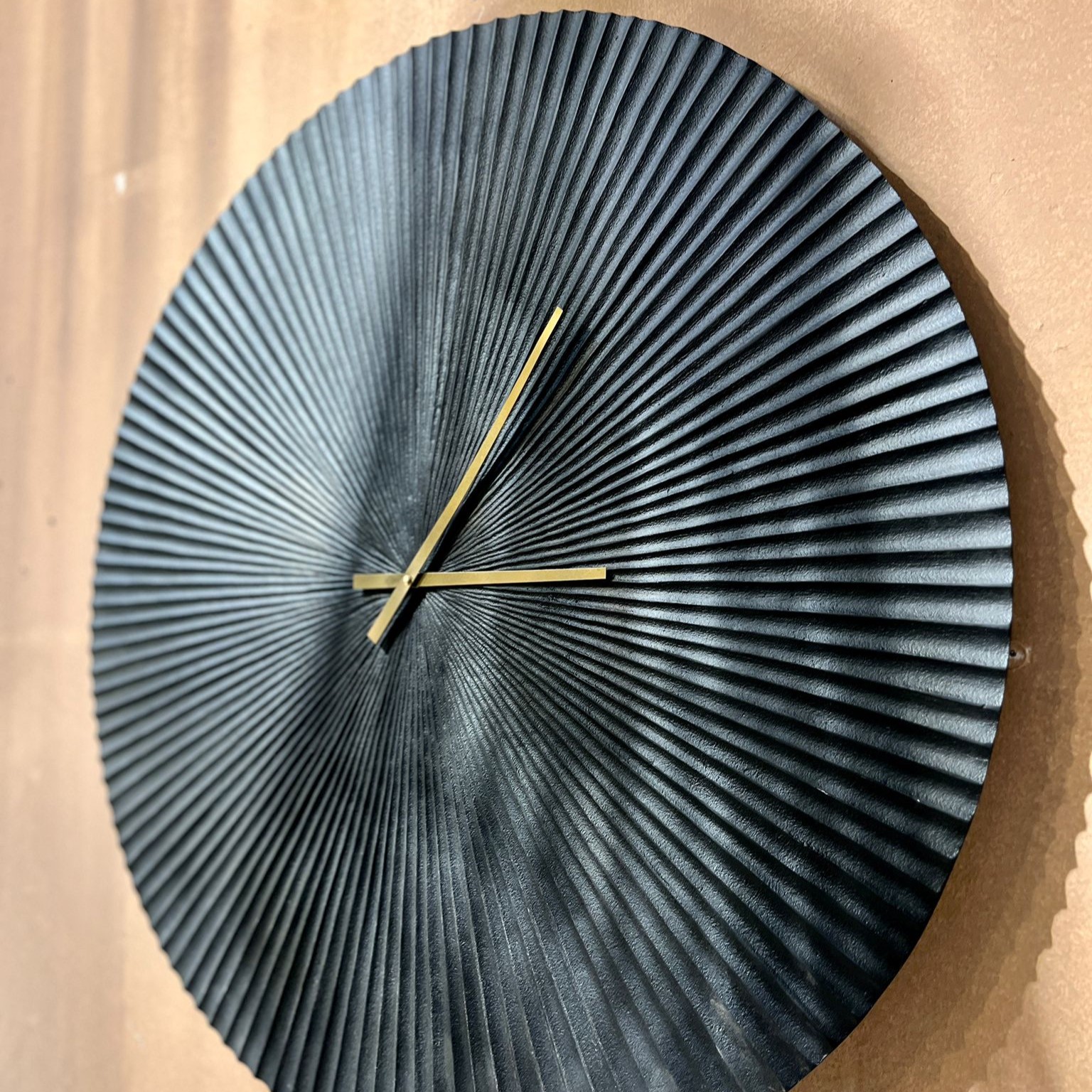 שעון מתכת שחור ריקועים דגם רויאל שעון מתכת שחור ריקועים דגם רויאל