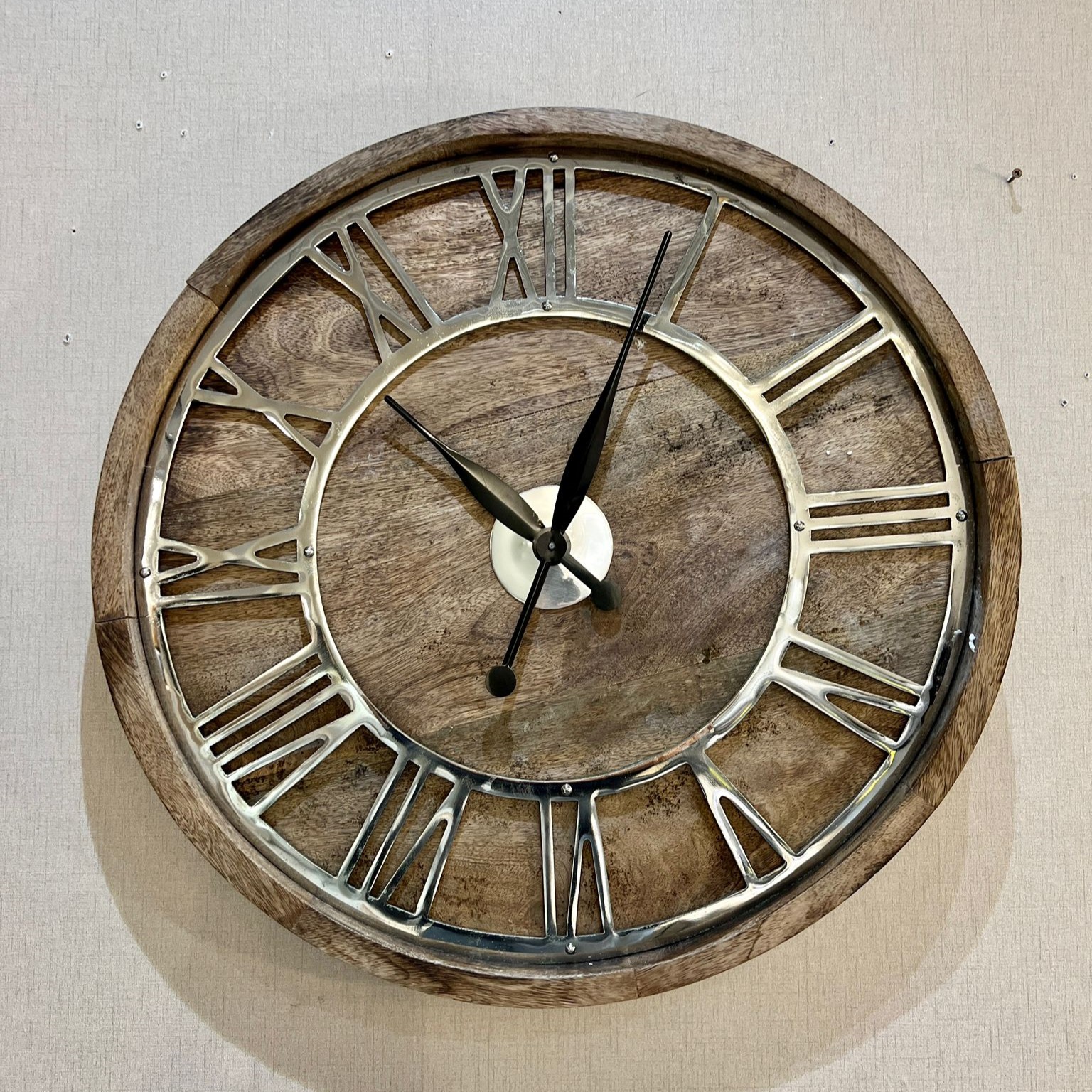 שעון קיר עץ טבעי מלא מספרים רומיים מתכת כסף שעון קיר עץ טבעי מלא מספרים רומיים מתכת כסף