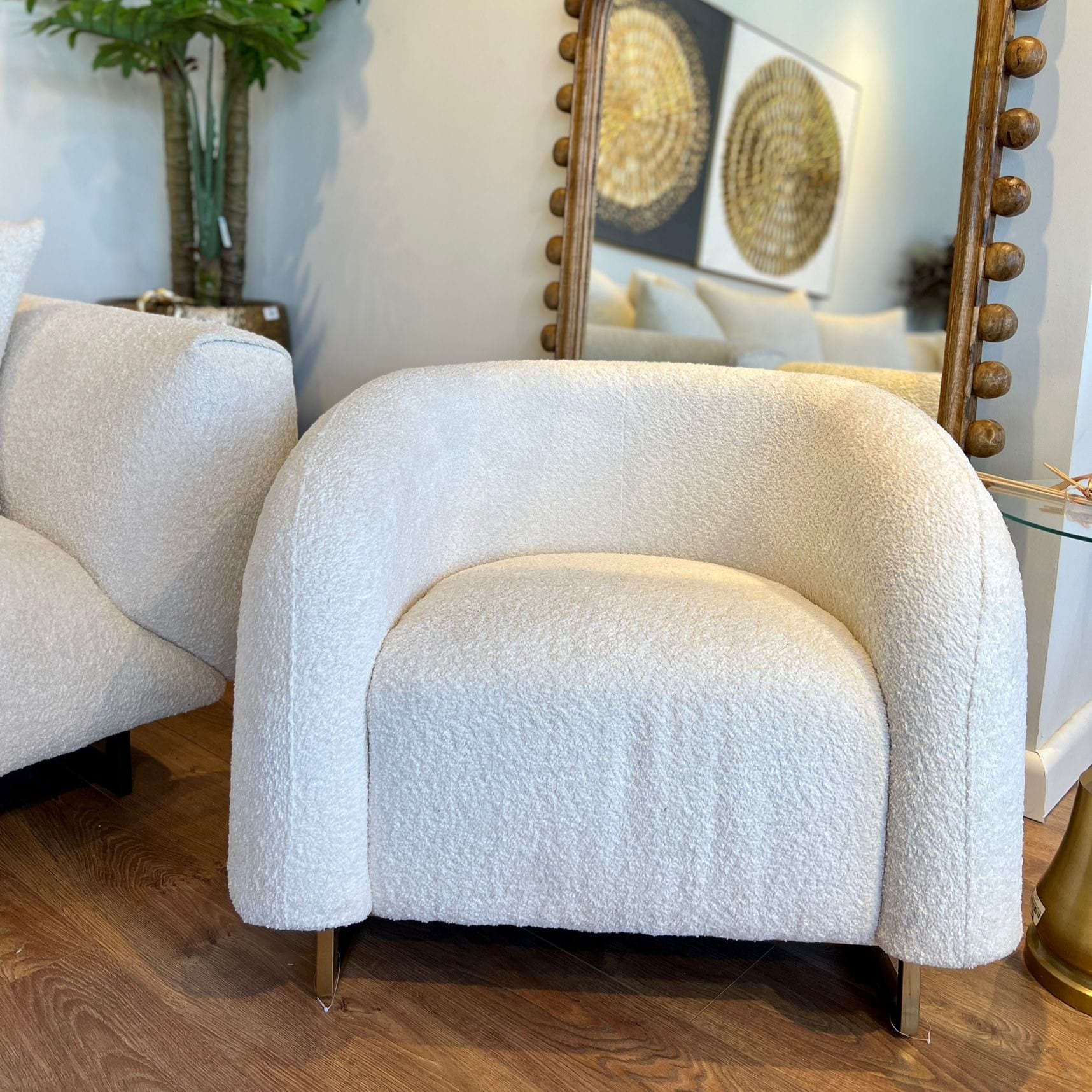 כורסא מודרנית בד בוקלה שמנת רגל זהב דגם בלה ויויאן כורסא מודרנית בד בוקלה שמנת רגל זהב דגם בלה ויויאן