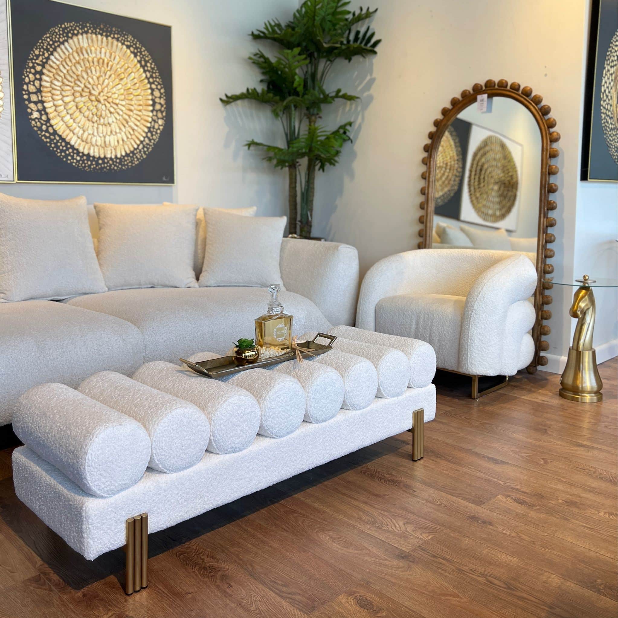 כורסא מודרנית בד בוקלה שמנת רגל זהב דגם בלה ויויאן כורסא מודרנית בד בוקלה שמנת רגל זהב דגם בלה ויויאן