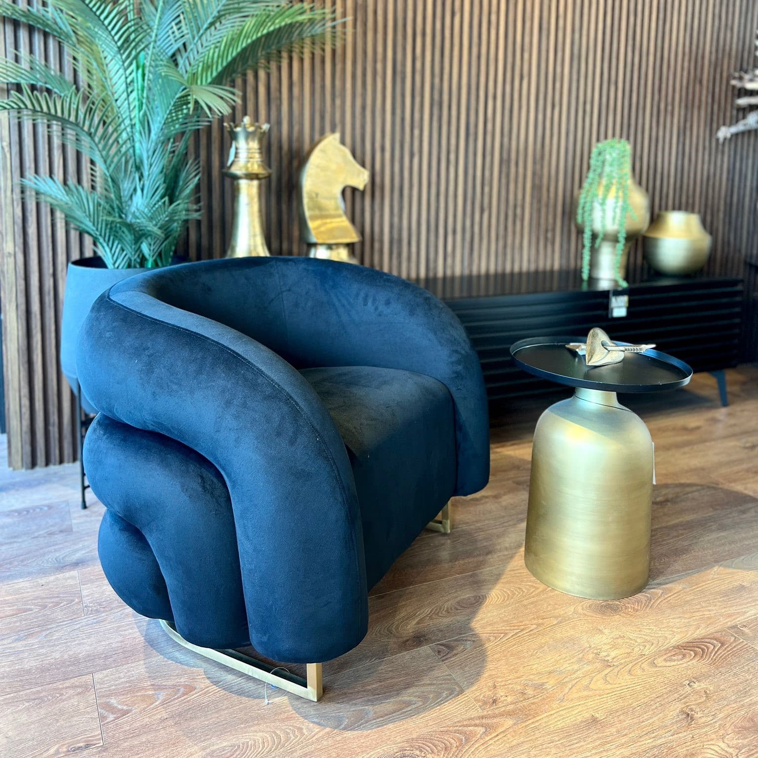 כורסא מודרנית בד קטיפה שחור רגל זהב דגם בלה ויויאן כורסא מודרנית בד קטיפה שחור רגל זהב דגם בלה ויויאן