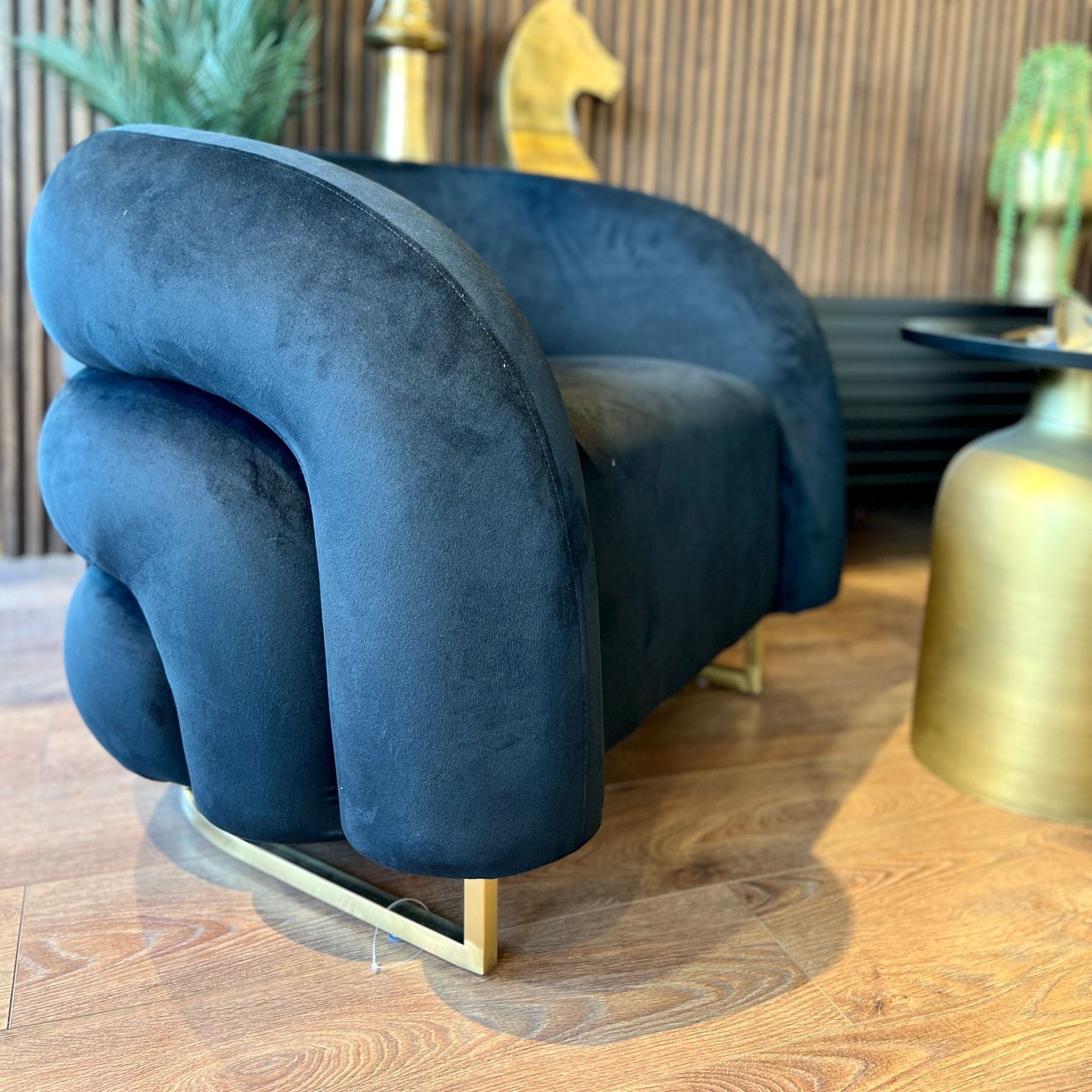 כורסא מודרנית בד קטיפה שחור רגל זהב דגם בלה ויויאן כורסא מודרנית בד קטיפה שחור רגל זהב דגם בלה ויויאן