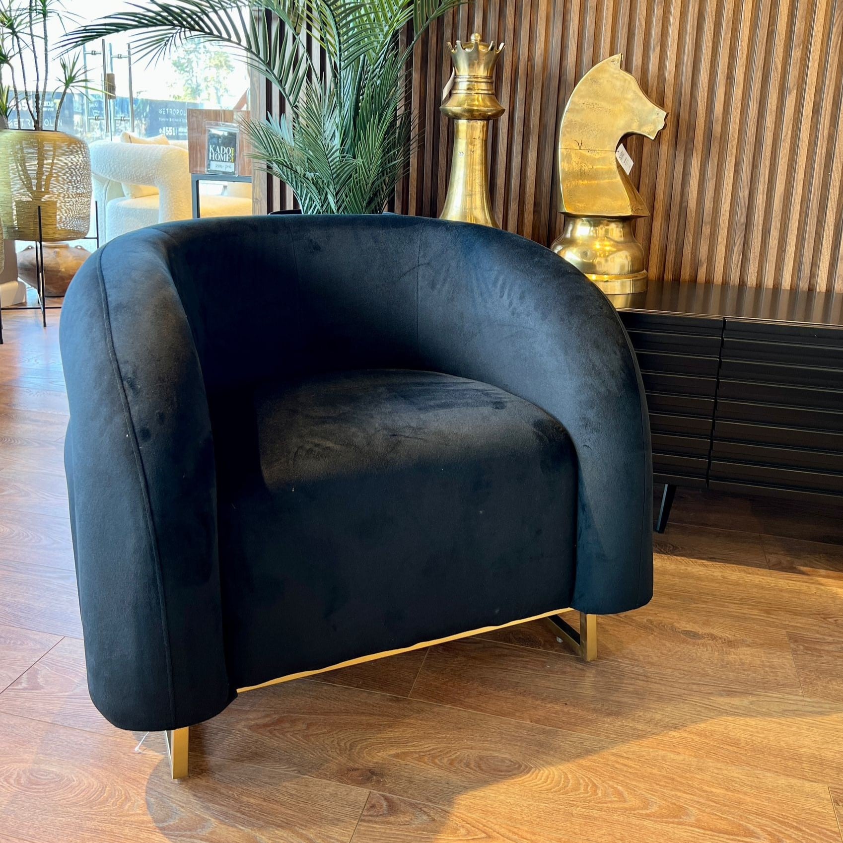 כורסא מודרנית בד קטיפה שחור רגל זהב דגם בלה ויויאן כורסא מודרנית בד קטיפה שחור רגל זהב דגם בלה ויויאן