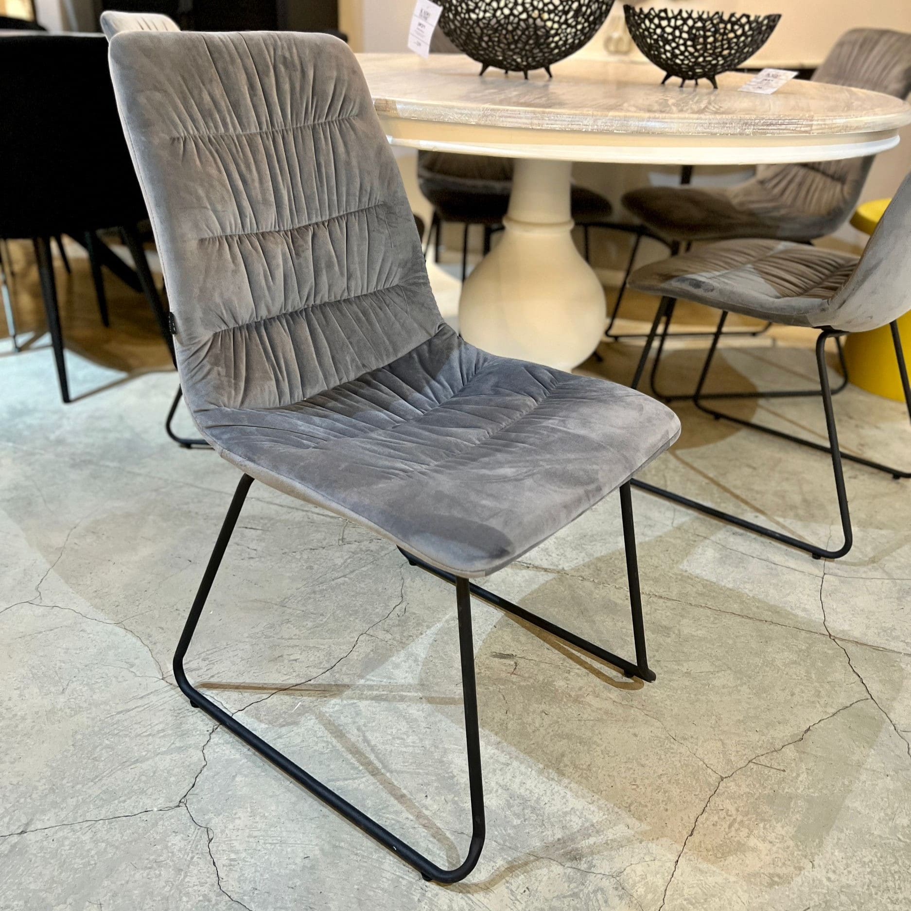 כיסא פינת אוכל מעוצב קטיפה אפור דגם גאיה - 3 אחרונים בחיסול! כיסא פינת אוכל מעוצב קטיפה אפור דגם גאיה - 3 אחרונים בחיסול!