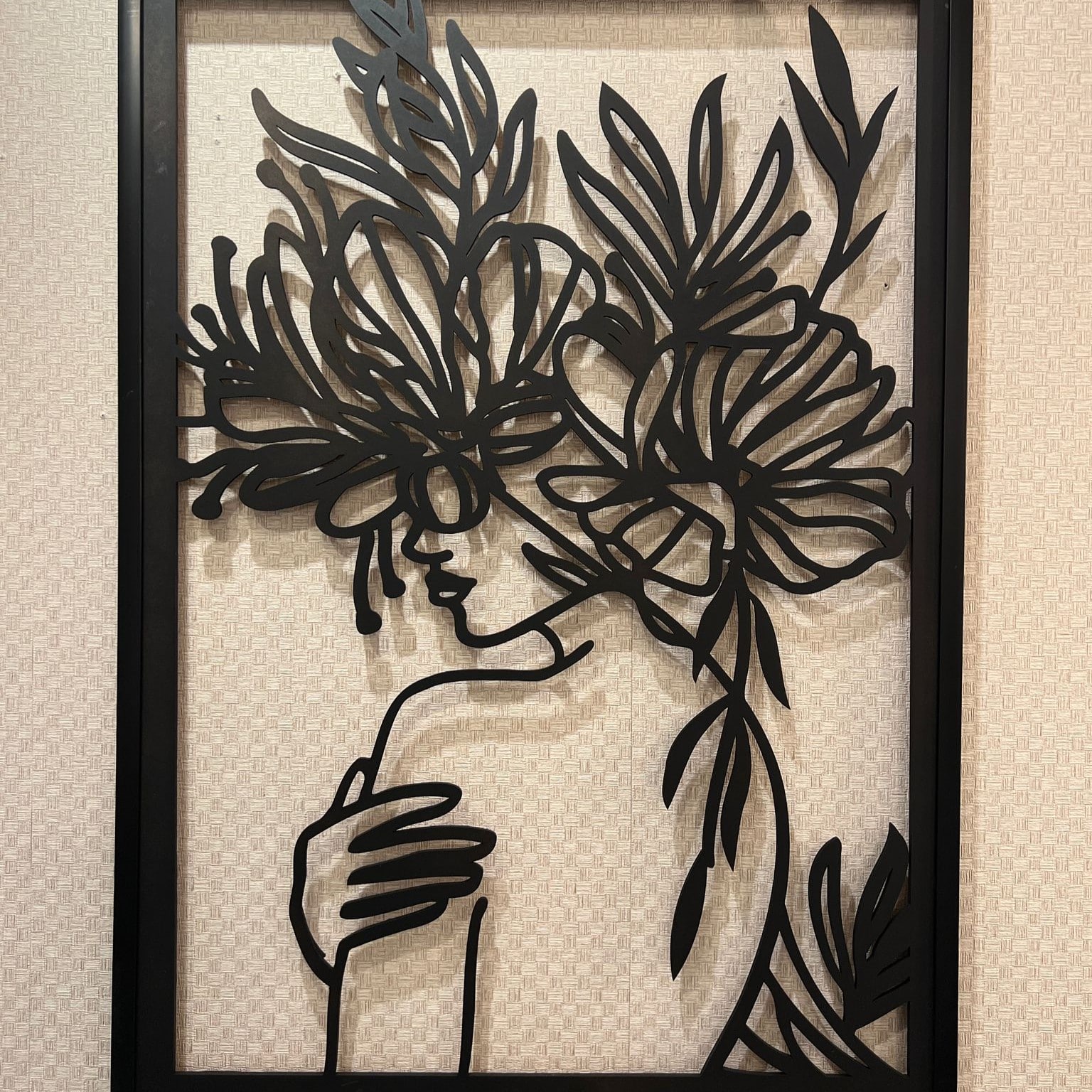 תמונת לייזר אישה עם פרחים 70/100 מסגרת מוריאל