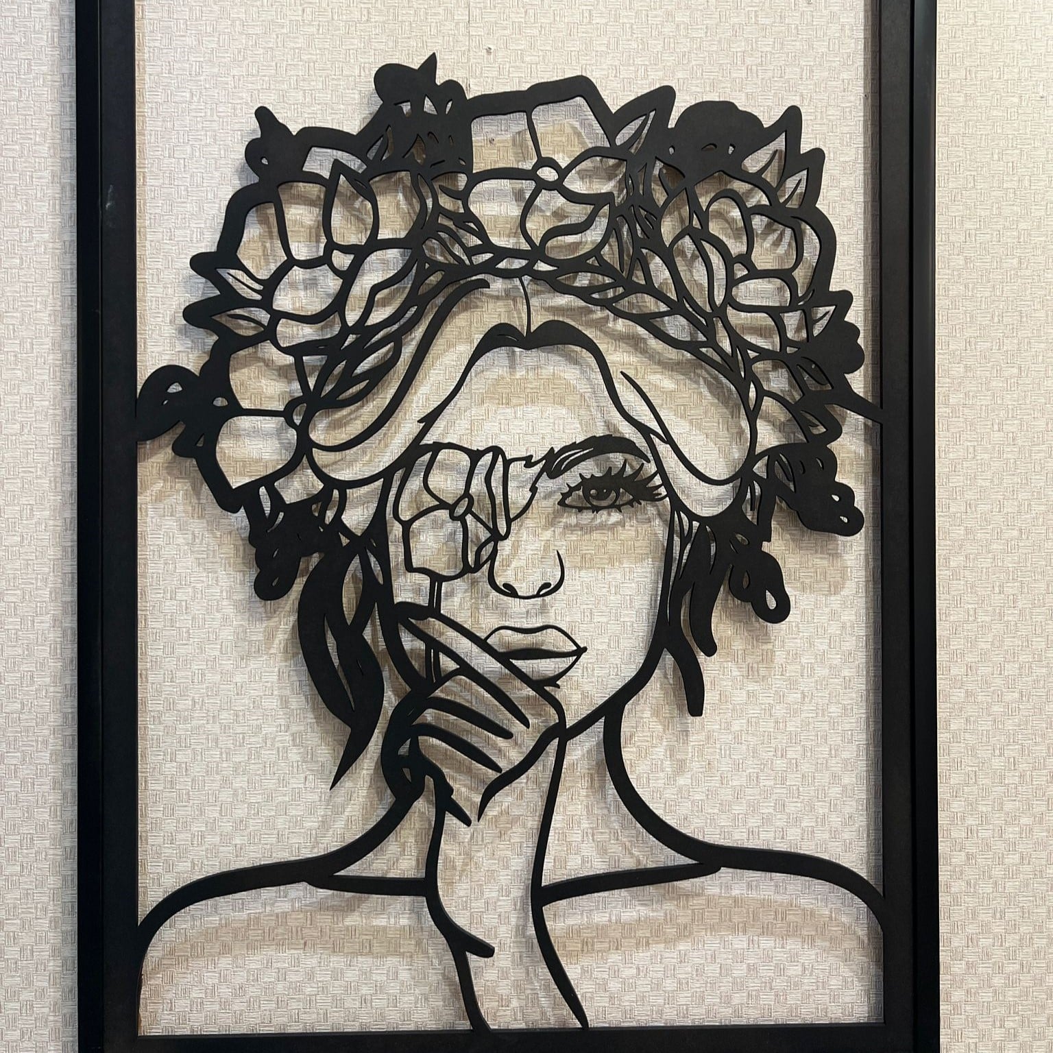 תמונת לייזר אישה עם פרחים 70/100 מסגרת מוריאל