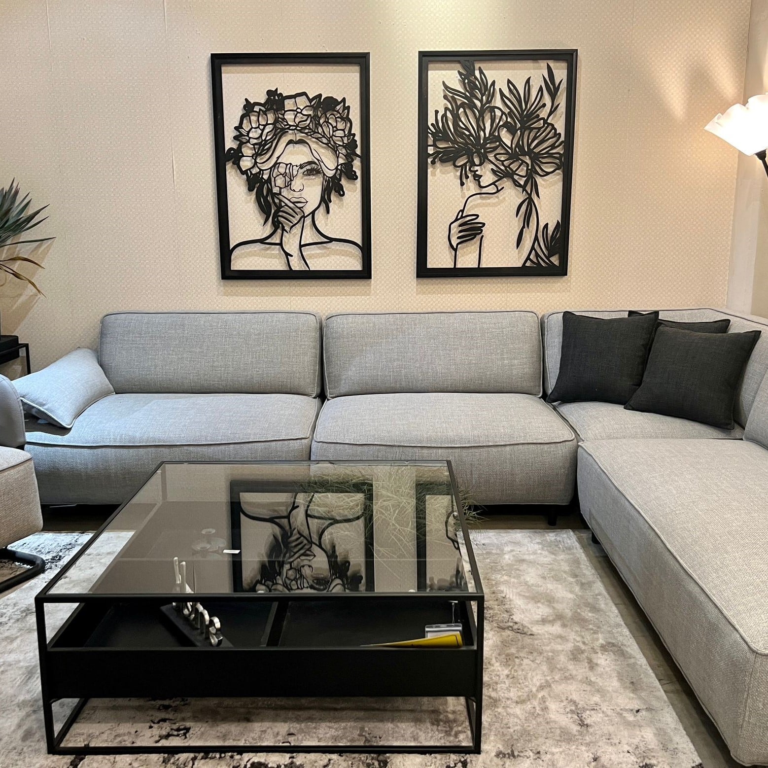 תמונת לייזר אישה עם פרחים 70/100 מסגרת מוריאל