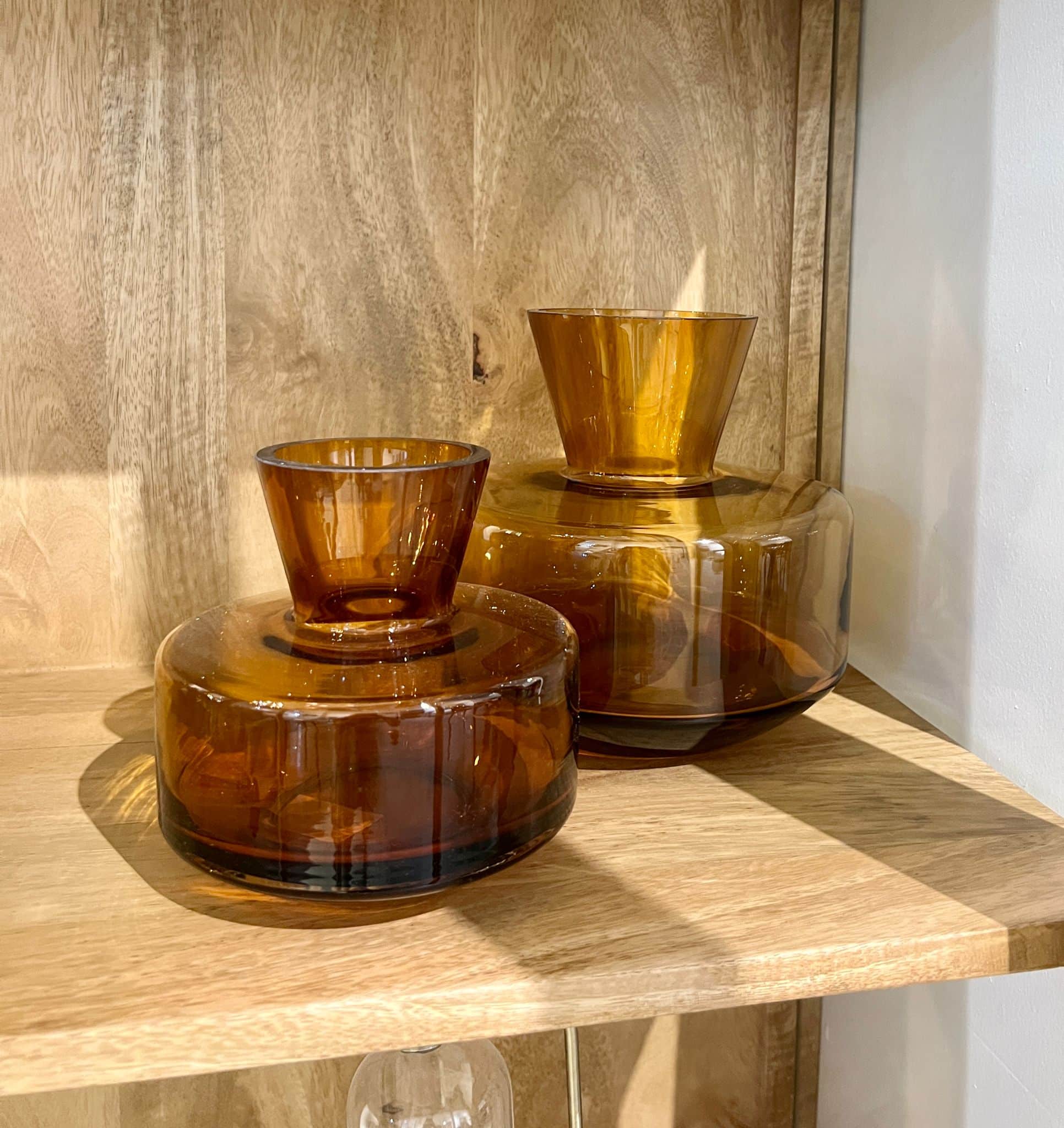 כד זכוכית אמבר פיה נפתחת דגם איקו כד זכוכית אמבר פיה נפתחת דגם איקו