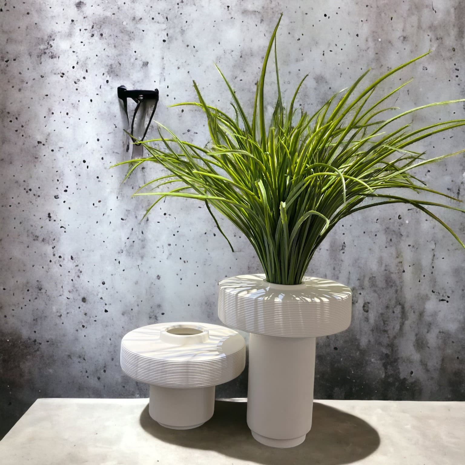 כד לבן רחב רגל צרה דגם איקו