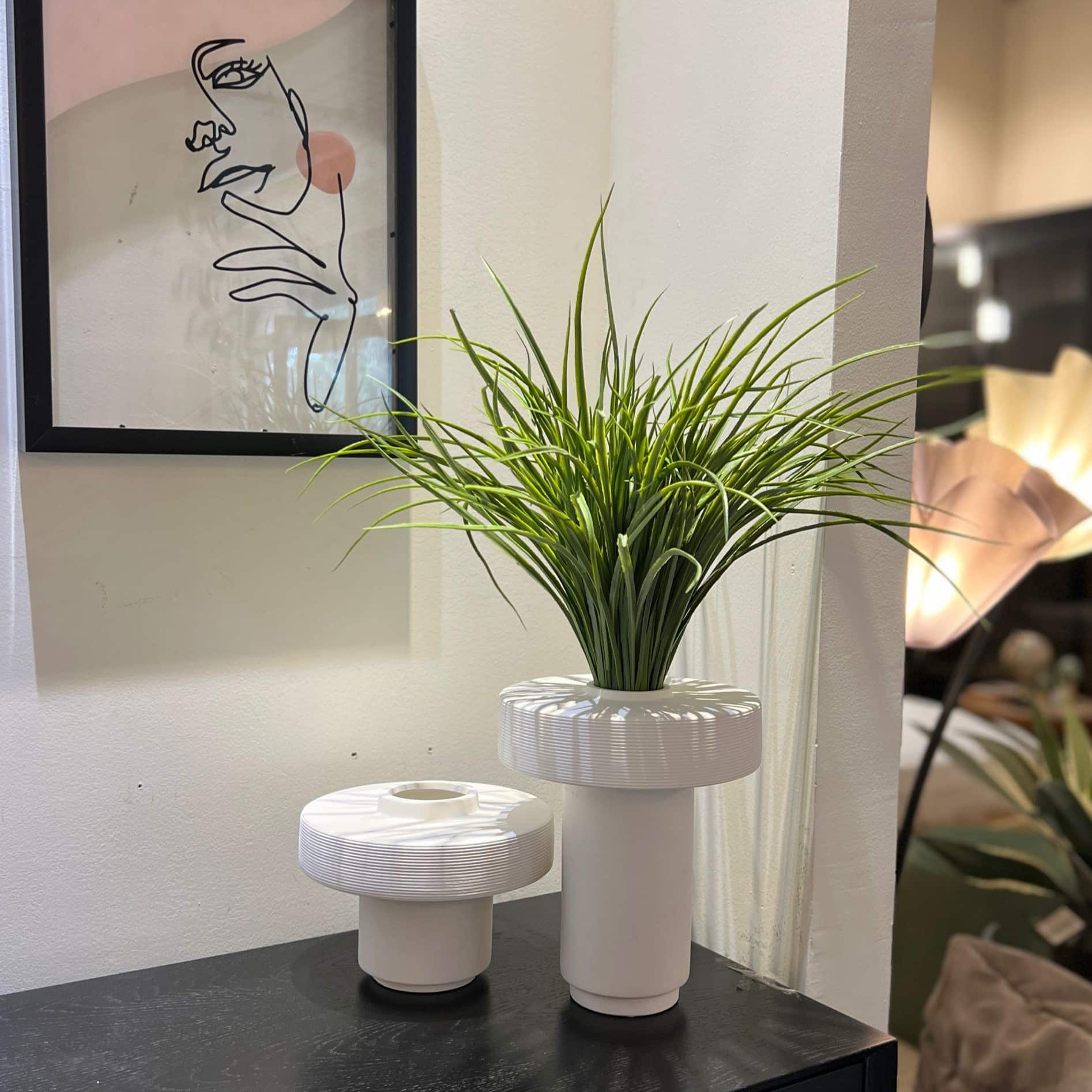 כד לבן רחב רגל צרה דגם איקו