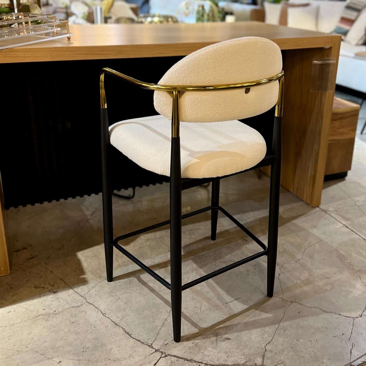 כסא בר דגם מודרן קימי ידיות זהב רגליים שחור בוקלה שמנת