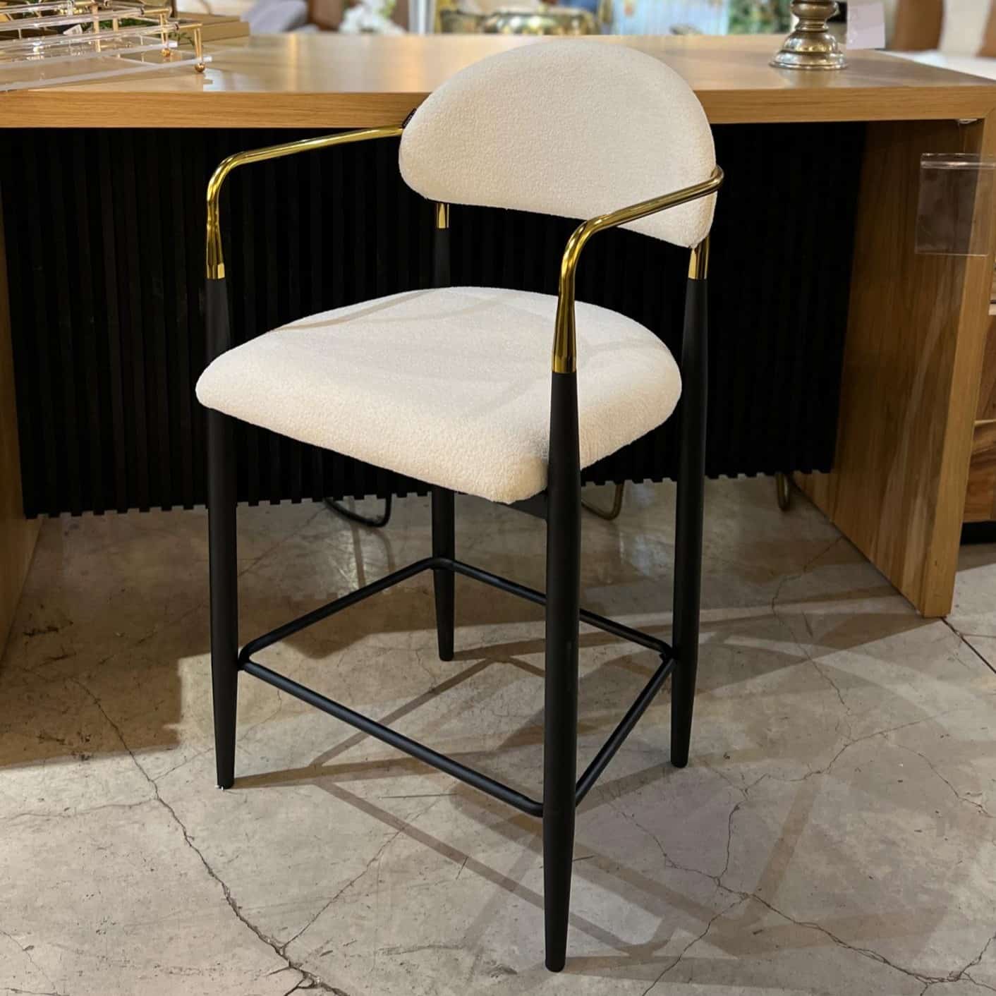 כסא בר דגם מודרן קימי ידיות זהב רגליים שחור בוקלה שמנת