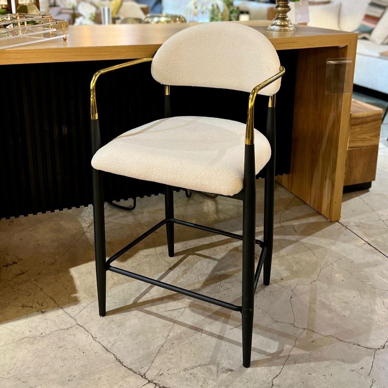 כסא בר דגם מודרן קימי ידיות זהב רגליים שחור בוקלה שמנת