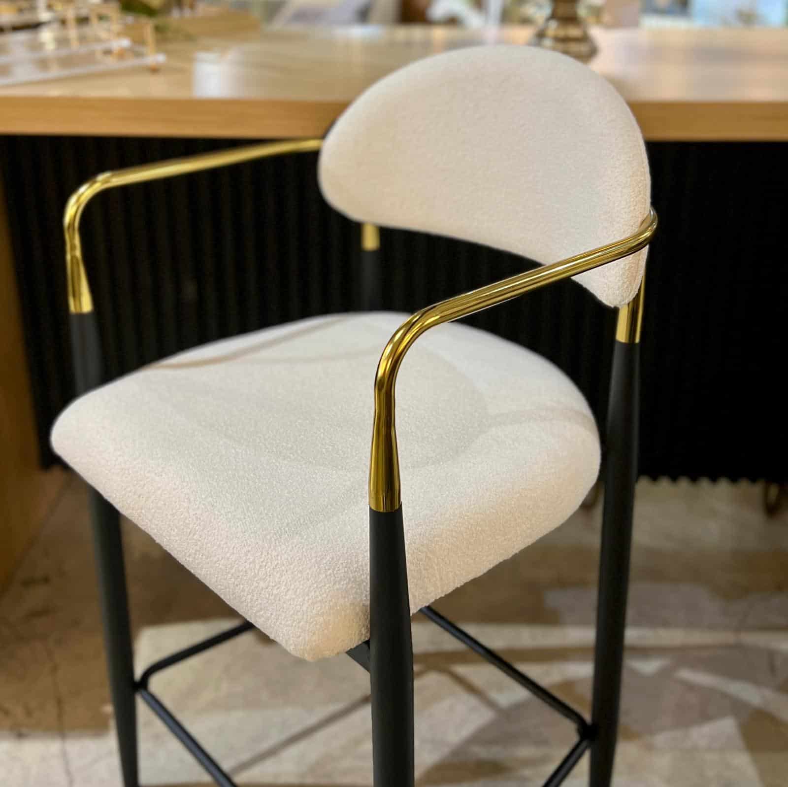כסא בר דגם מודרן קימי ידיות זהב רגליים שחור בוקלה שמנת