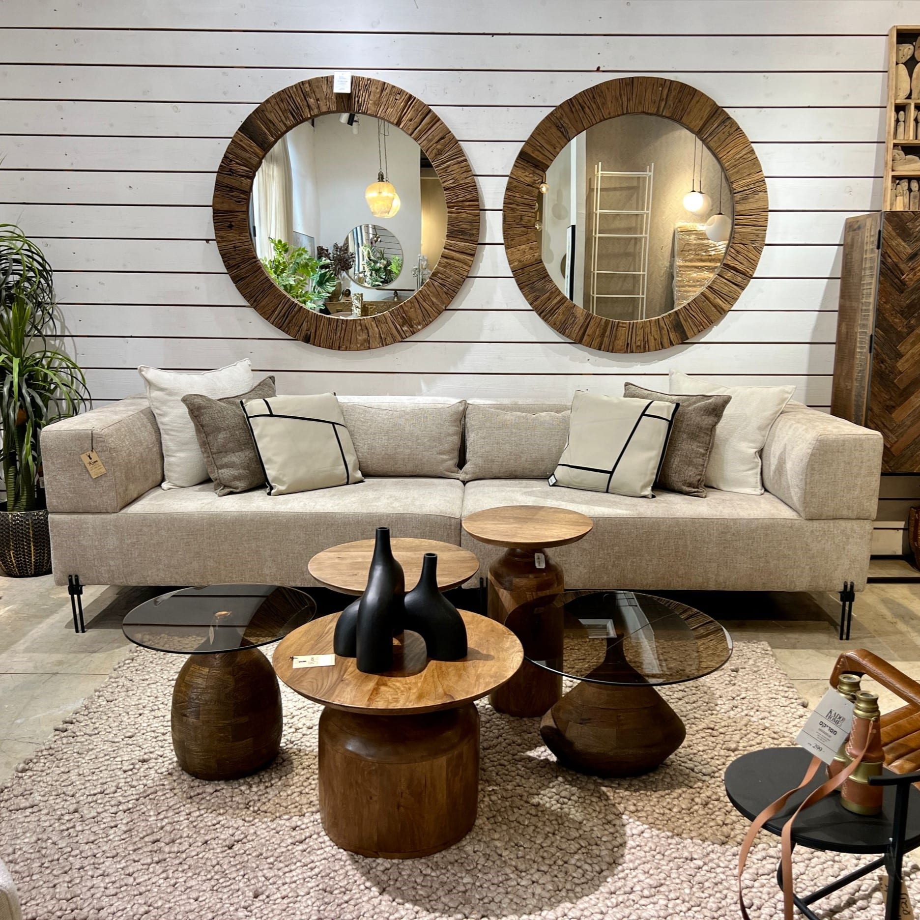 כרית מרובעת דמוי עור בז חיתוך כהה דגם איקו כרית מרובעת דמוי עור בז חיתוך כהה דגם איקו