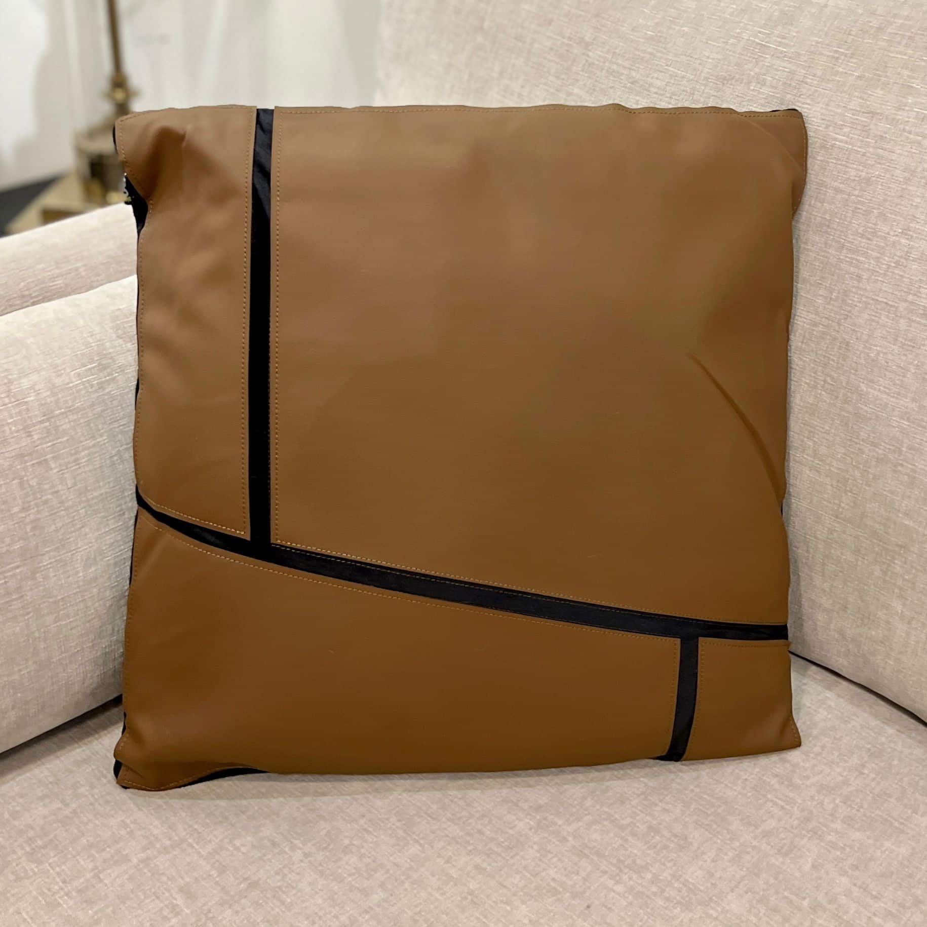 כרית מרובעת דמוי עור כאמל חיתוך כהה דגם איקו