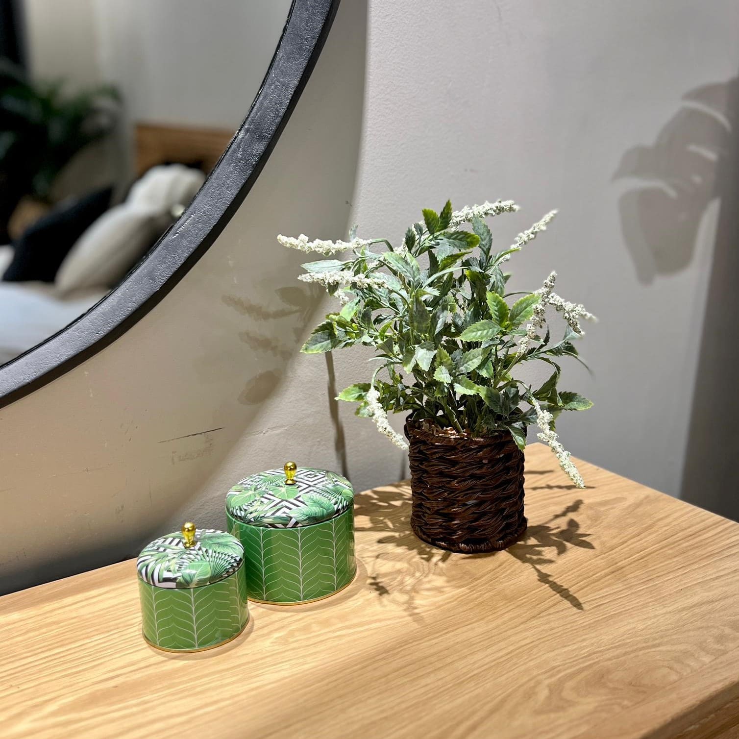 עציץ פרחים לבנים דגם איקו עציץ פרחים לבנים דגם איקו