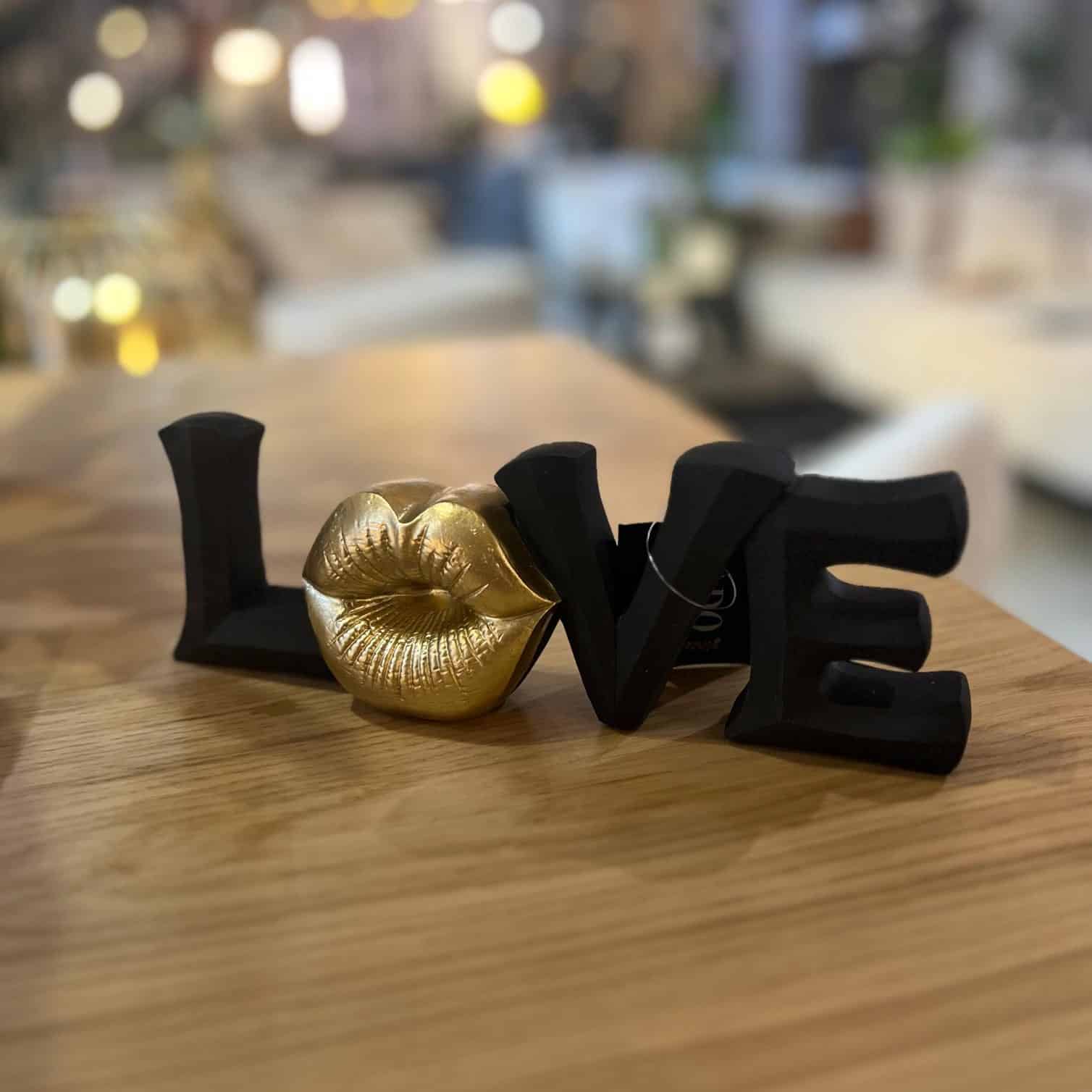 פסל LOVE שפתיים דגם איקו