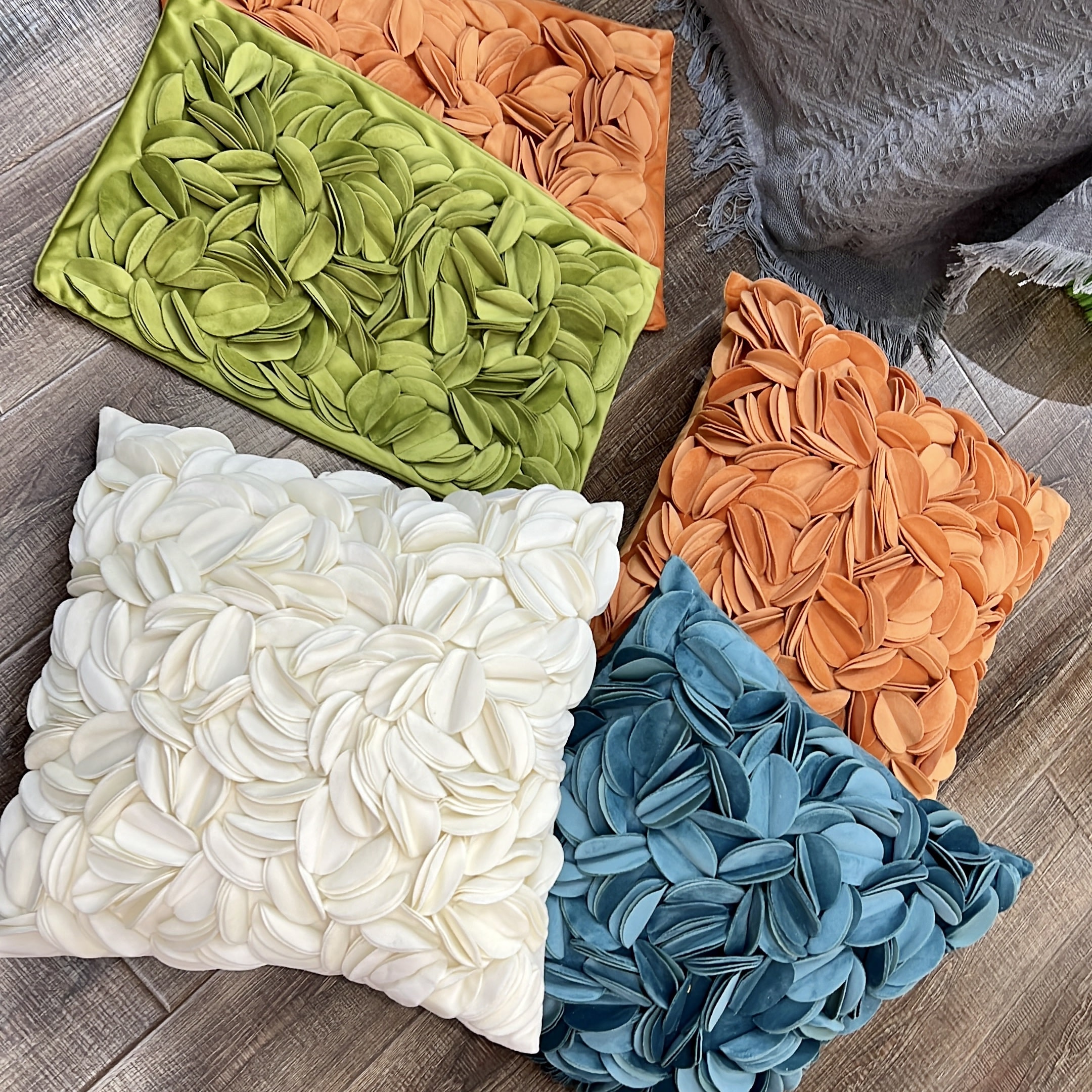 כרית מרובעת פרחים שמנת דגם איקו 45/45- מבצע חיסול מלאי!! כרית מרובעת פרחים שמנת דגם איקו 45/45- מבצע חיסול מלאי!!