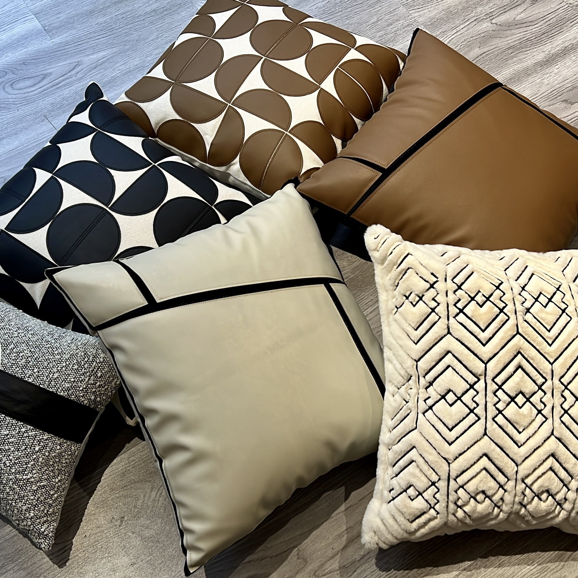 כרית פרווה שמנת ריקועים גיאומטרי שחור דגם איקו 45/45 כולל מילוי כרית פרווה שמנת ריקועים גיאומטרי שחור דגם איקו 45/45 כולל מילוי