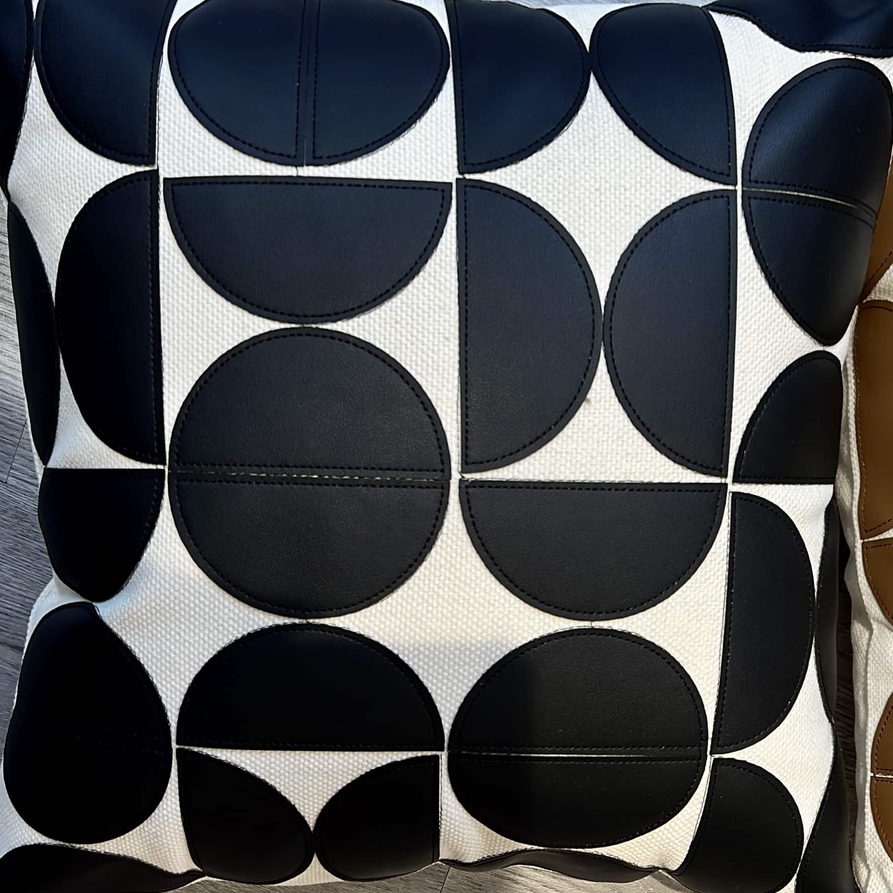 כרית מרובעת רקע בז חצאי עיגול דמוי עור שחור דגם איקו 45/45 כולל מילוי כרית מרובעת רקע בז חצאי עיגול דמוי עור שחור דגם איקו 45/45 כולל מילוי