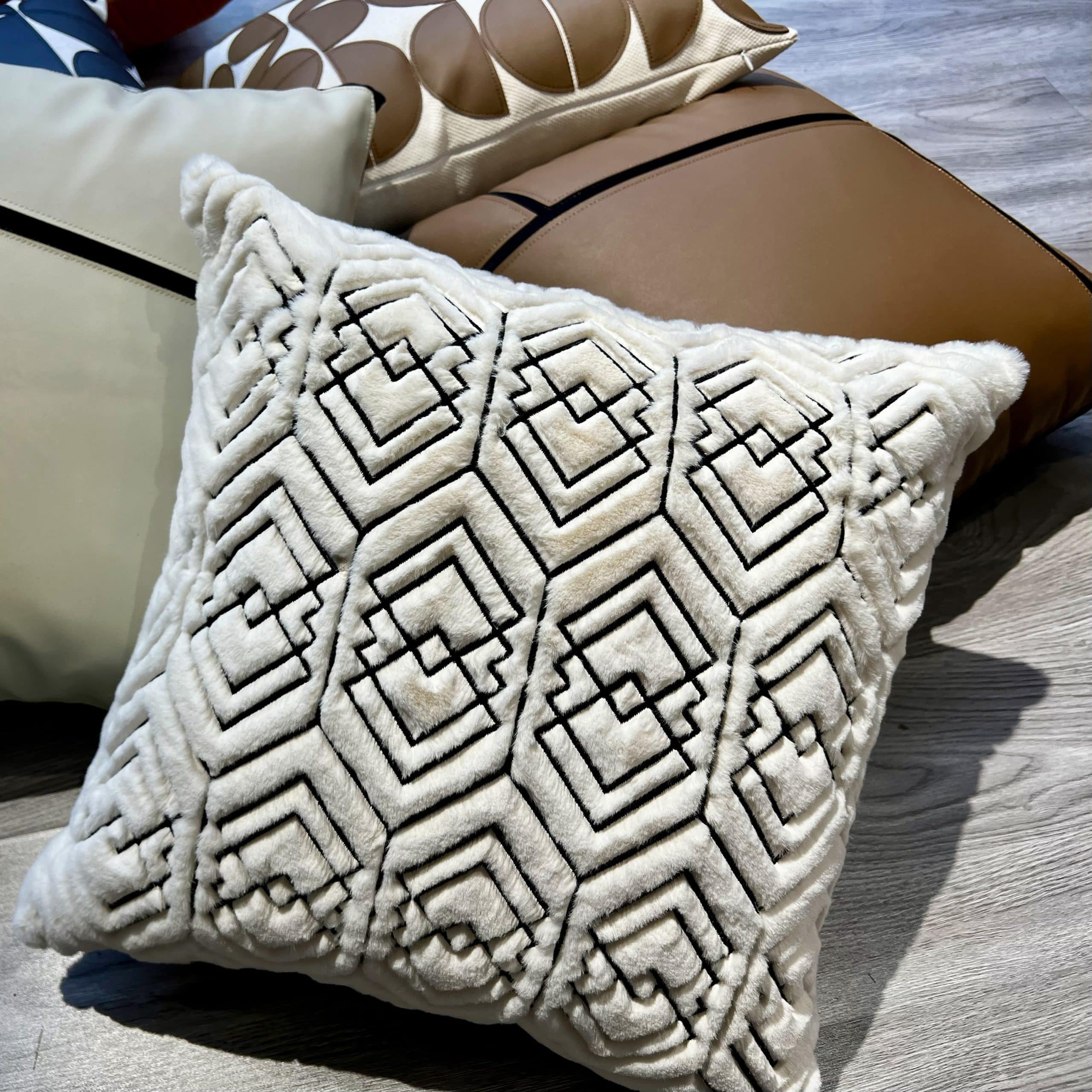 כרית פרווה שמנת ריקועים גיאומטרי שחור דגם איקו 45/45 כולל מילוי כרית פרווה שמנת ריקועים גיאומטרי שחור דגם איקו 45/45 כולל מילוי