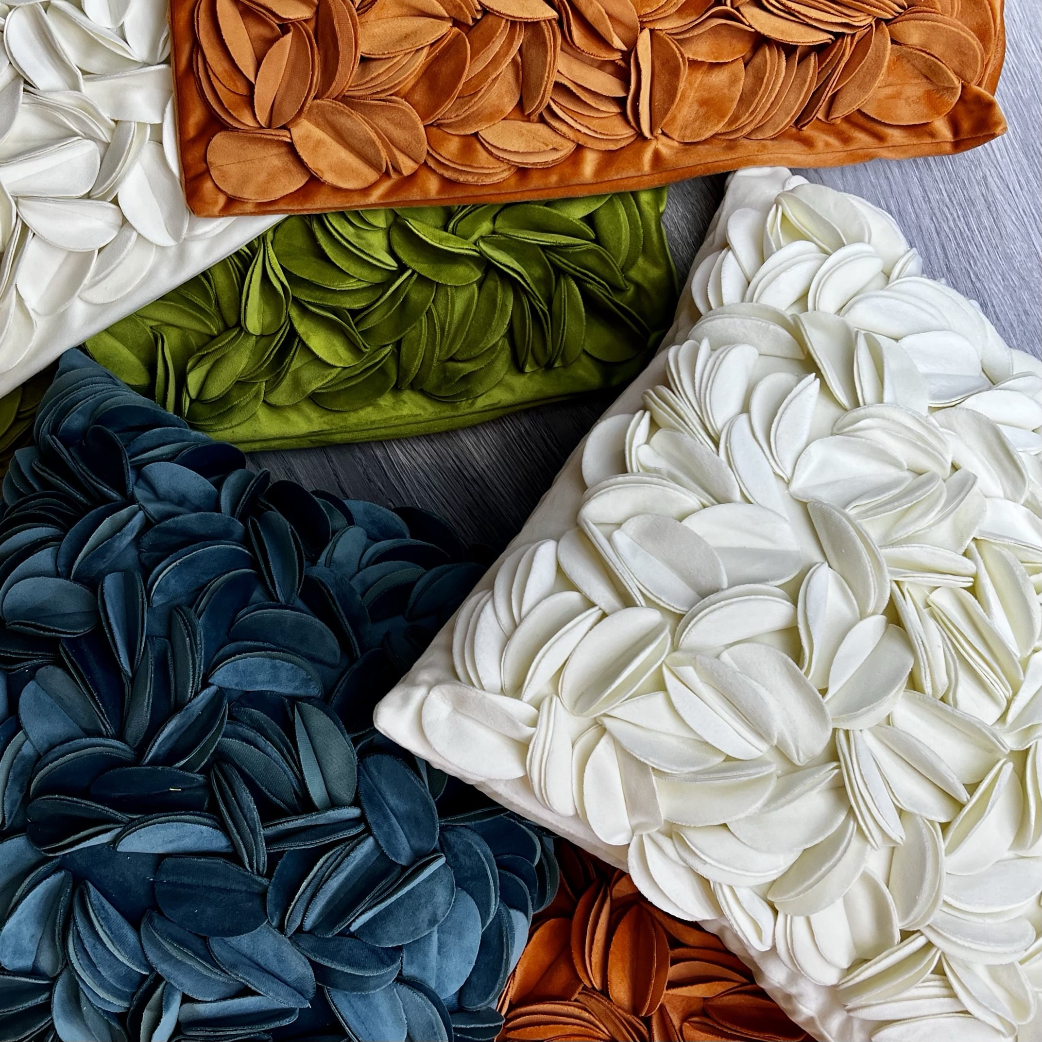 כרית מרובעת פרחים שמנת דגם איקו 45/45- מבצע חיסול מלאי!! כרית מרובעת פרחים שמנת דגם איקו 45/45- מבצע חיסול מלאי!!