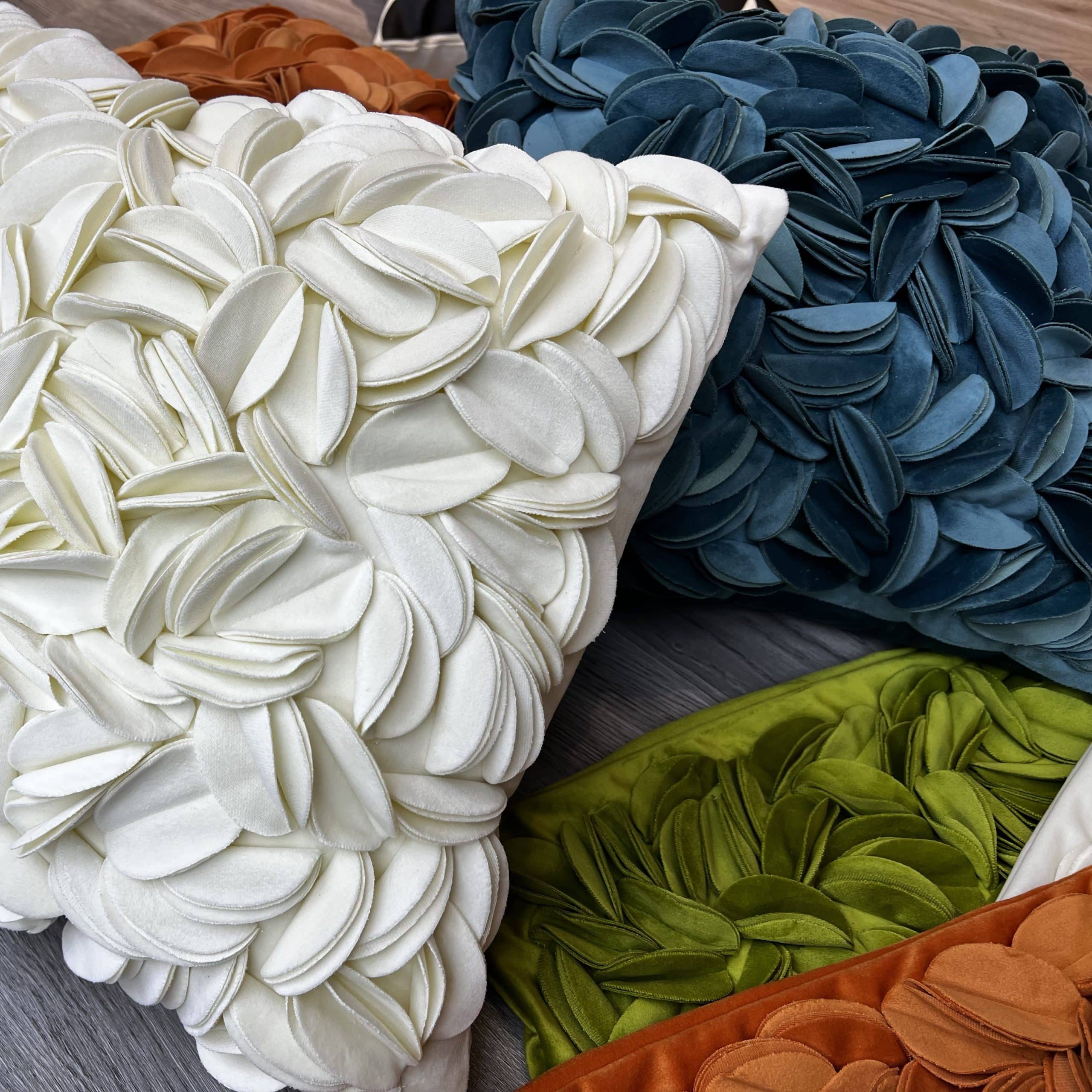 כרית מרובעת פרחים שמנת דגם איקו 45/45- מבצע חיסול מלאי!! כרית מרובעת פרחים שמנת דגם איקו 45/45- מבצע חיסול מלאי!!