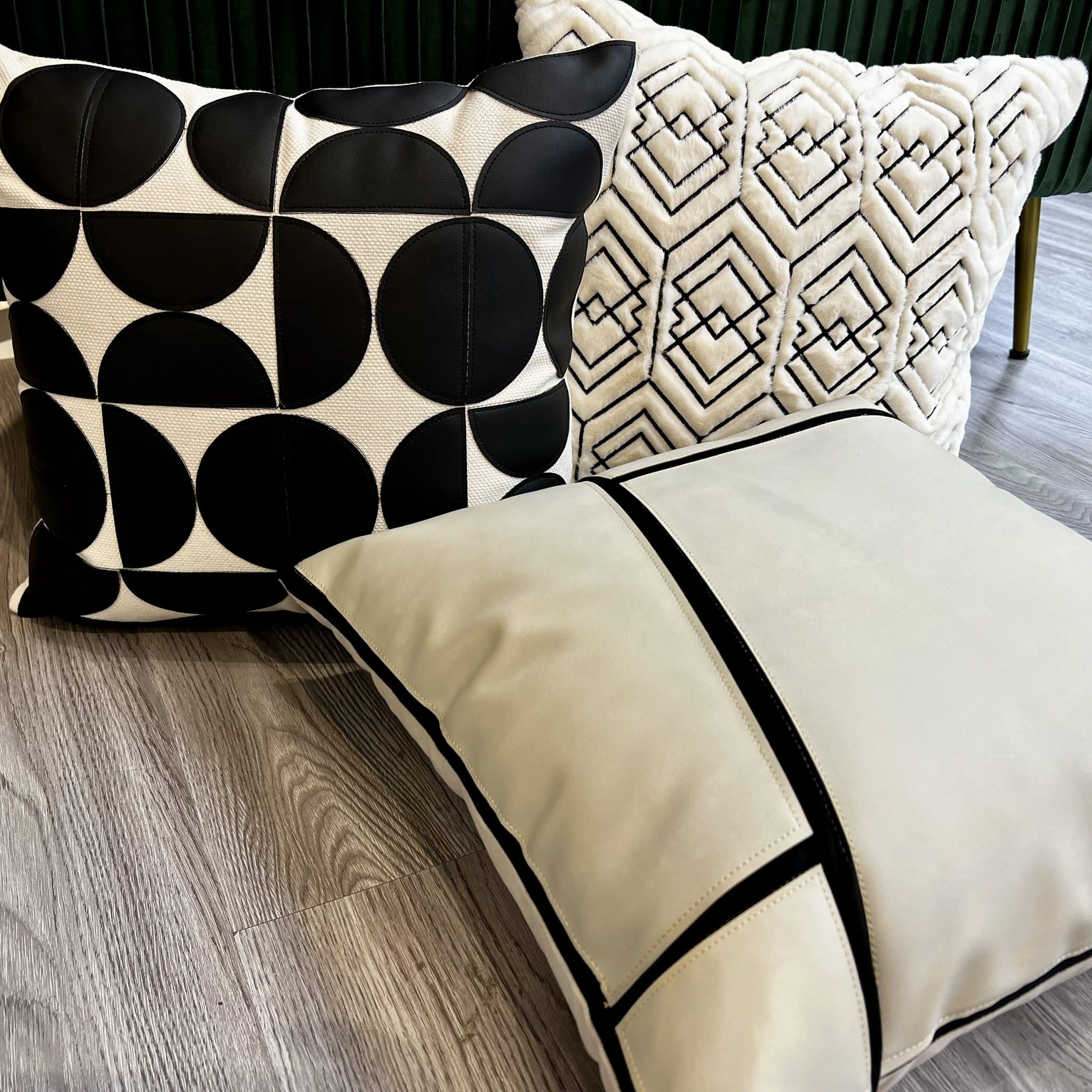 כרית פרווה שמנת ריקועים גיאומטרי שחור דגם איקו 45/45 כולל מילוי כרית פרווה שמנת ריקועים גיאומטרי שחור דגם איקו 45/45 כולל מילוי