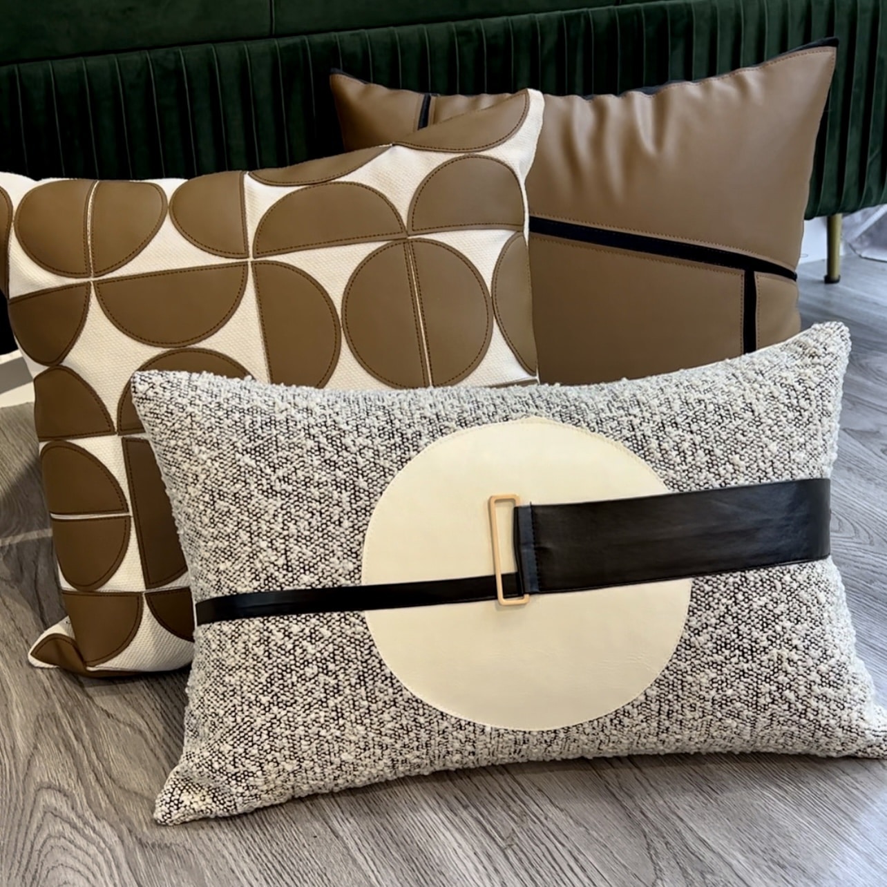 כרית מלבן אפור עיגול שמנת רצועה שחורה