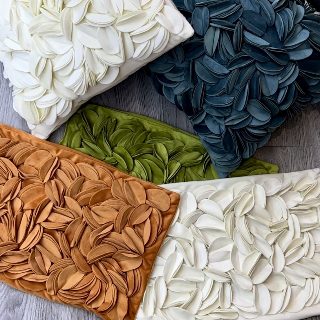 כרית מרובעת פרחים שמנת דגם איקו 45/45- מבצע חיסול מלאי!! כרית מרובעת פרחים שמנת דגם איקו 45/45- מבצע חיסול מלאי!!