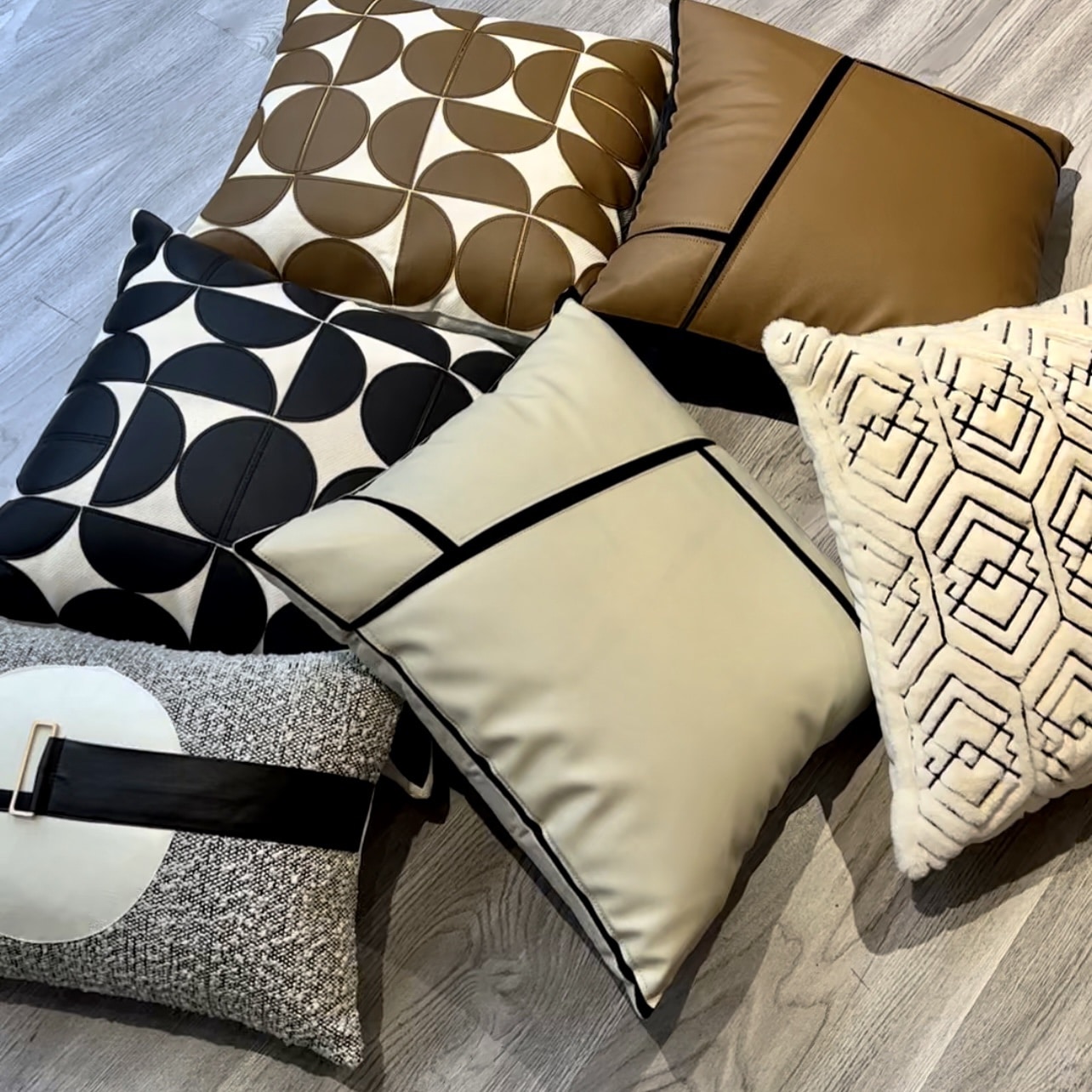 כרית מרובעת דמוי עור בז חיתוך כהה דגם איקו כרית מרובעת דמוי עור בז חיתוך כהה דגם איקו