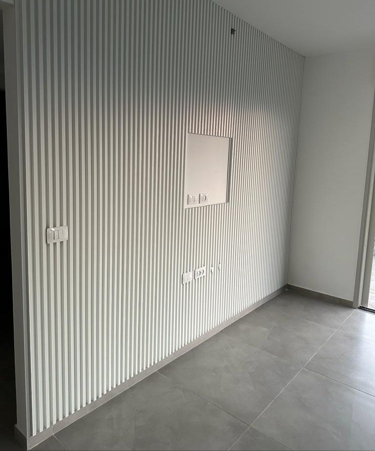 חיפוי קיר פולימרי פסים גוון לבן שבור WT153 חיפוי קיר פולימרי פסים בולטים גוון לבן שבור