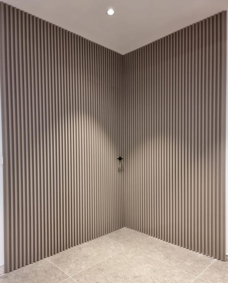 חיפוי קיר פולימרי פסים בולטים גוון נספקה חיפוי קיר פולימרי פסים בולטים גוון נספקה