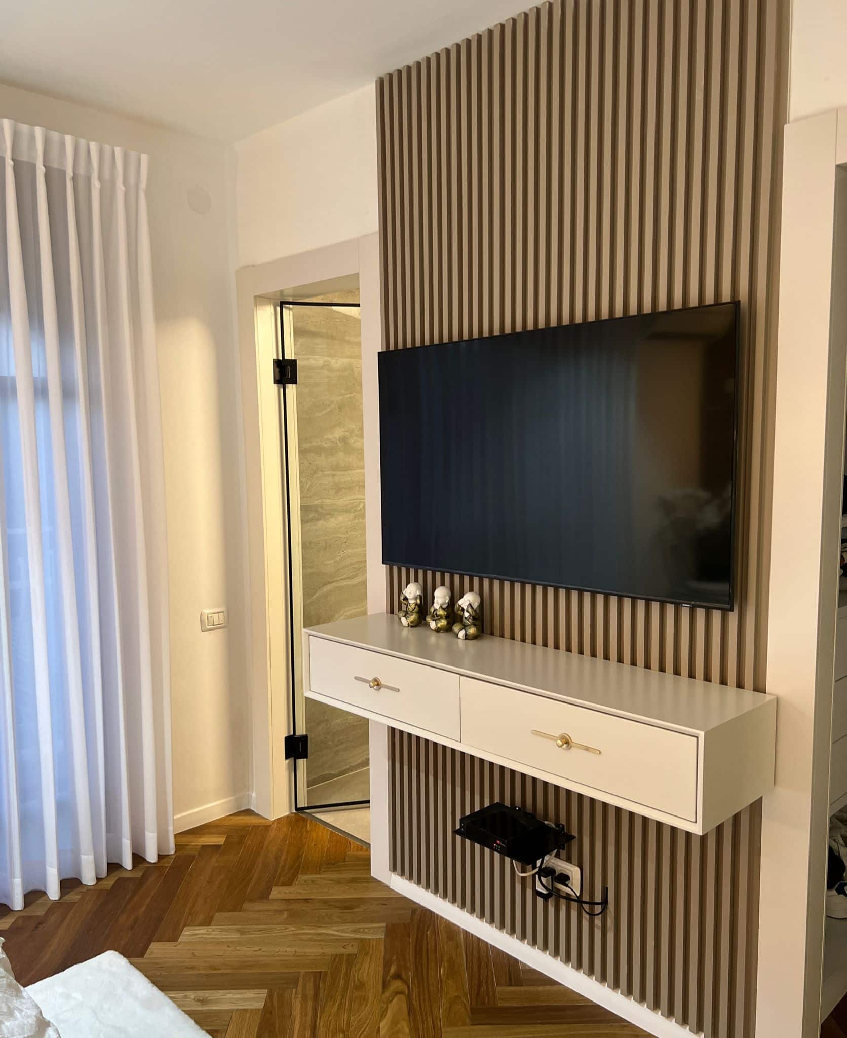 חיפוי קיר פולימרי פסים בולטים גוון נספקה חיפוי קיר פולימרי פסים בולטים גוון נספקה