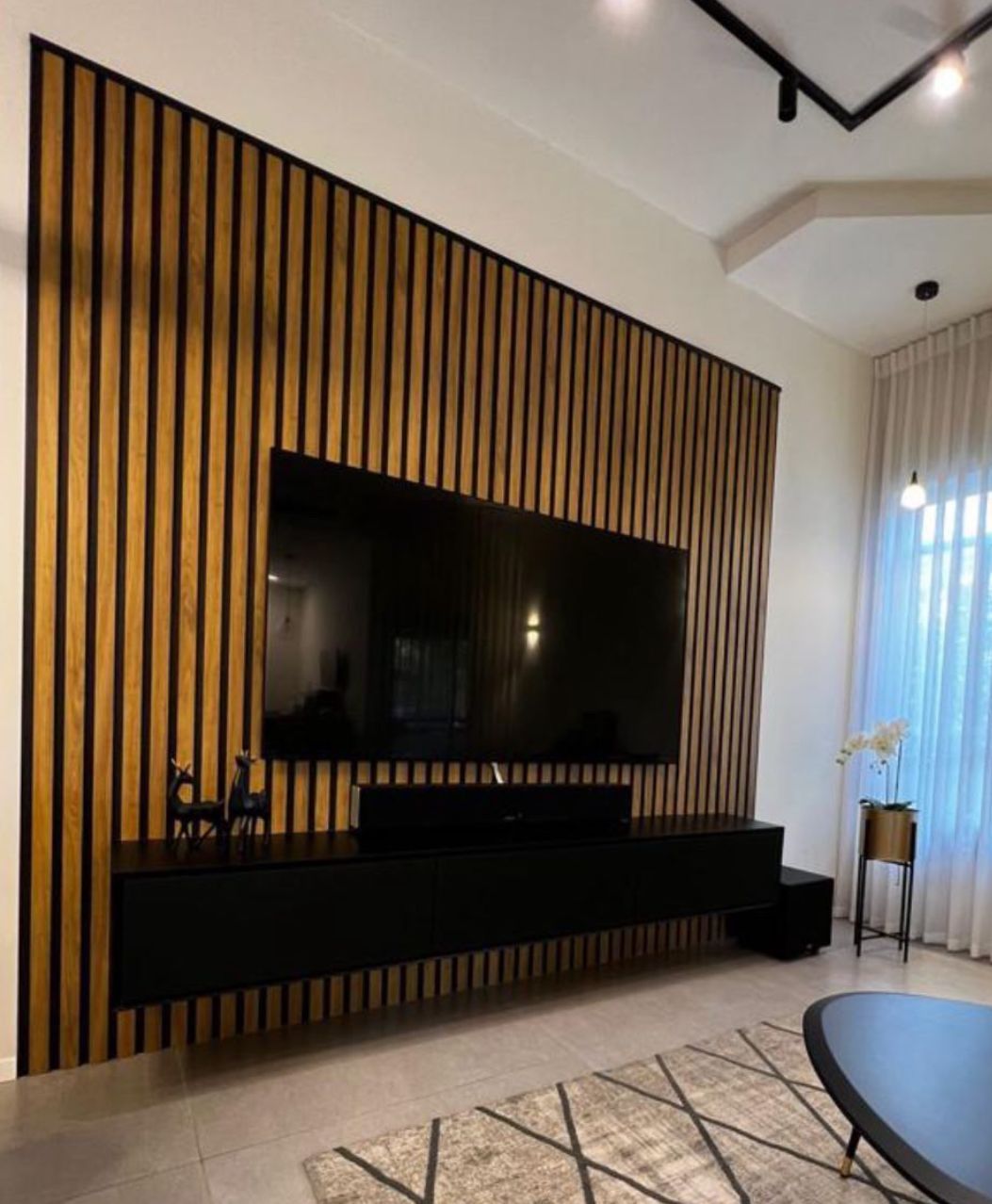 חיפוי קיר פולימרי פסים בולטים גוון עץ אלון רקע שחור חיפוי קיר פולימרי פסים בולטים גוון עץ אלון רקע שחור