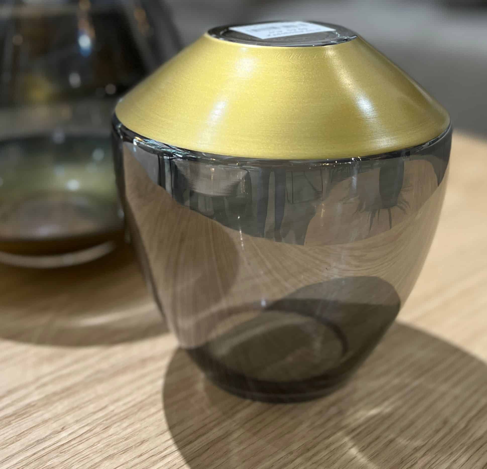 כד זכוכית אפור בסיס זהב