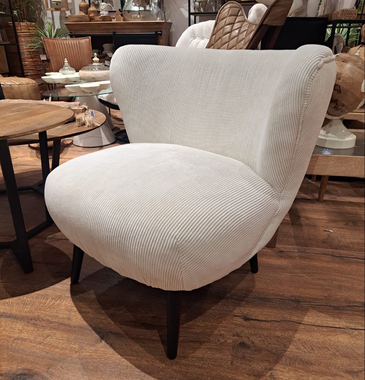 כורסא מעוצבת בד קורדרוי לבן דגם ליזה כורסא מעוצבת בד קורדרוי לבן דגם ליזה